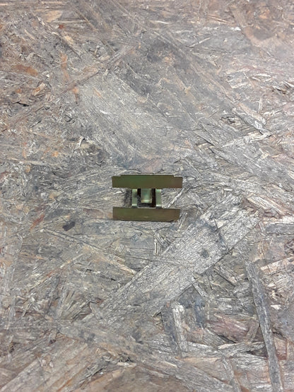 Mitsubishi Lancer Clip an Verschleißplatte,  innen original Mitsubishi NEU