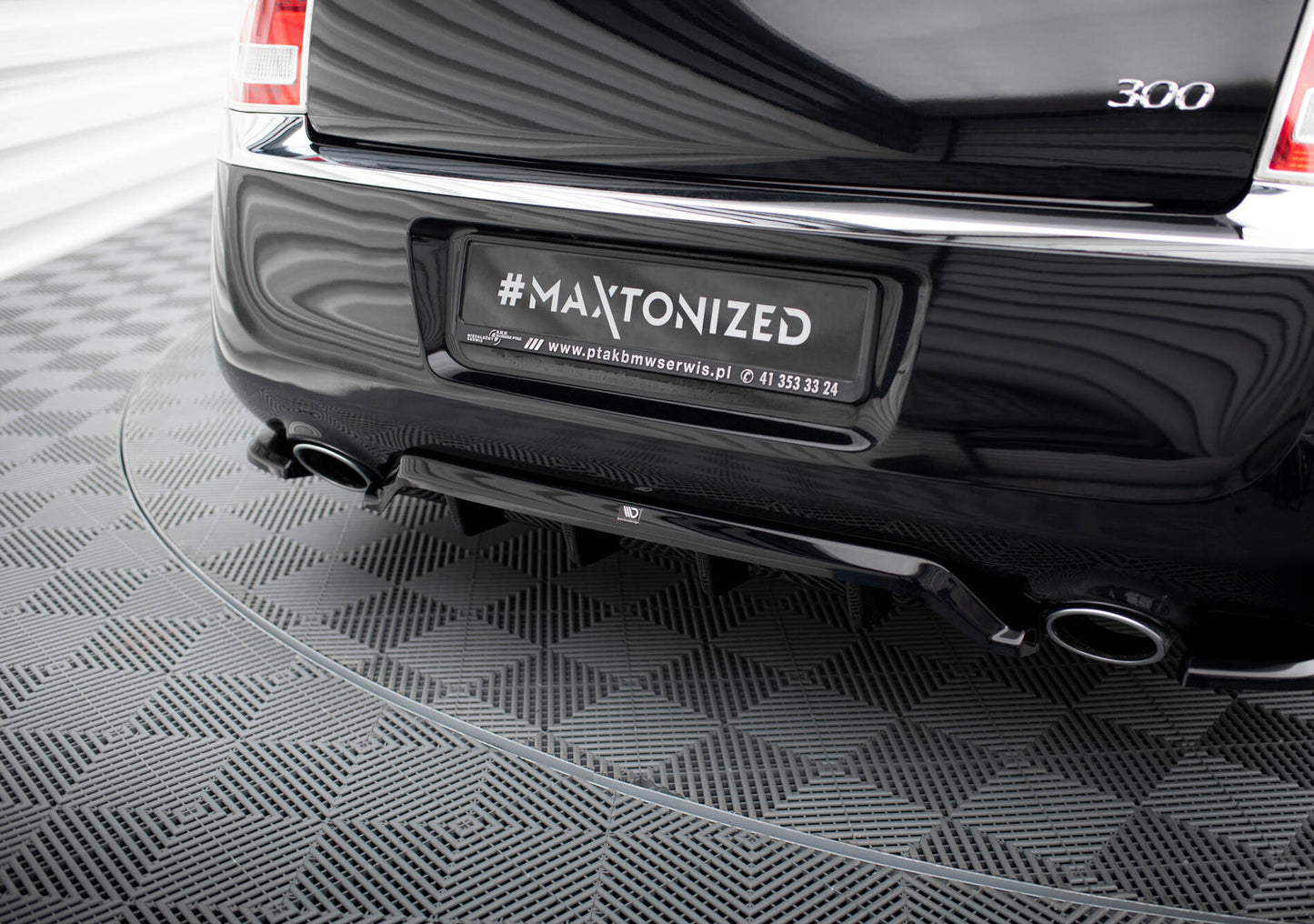 Maxton Mittlerer Diffusor Heck Ansatz DTM Look für Chrysler 300 Mk2 schwarz Hochglanz