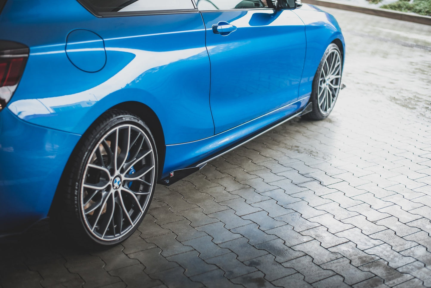 Maxton Robuste Racing Seitenschweller Ansatz für für + Flaps BMW 1er F21 M135i / M140i / M-Paket schwarz Hochglanz