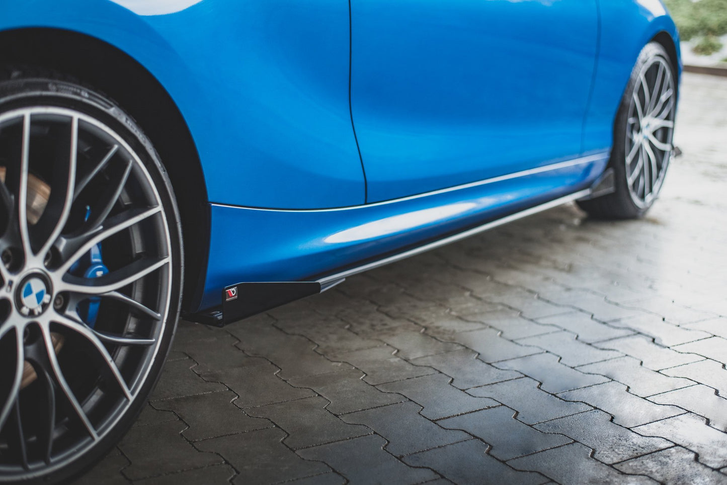 Maxton Robuste Racing Seitenschweller Ansatz für für + Flaps BMW 1er F21 M135i / M140i / M-Paket schwarz Hochglanz