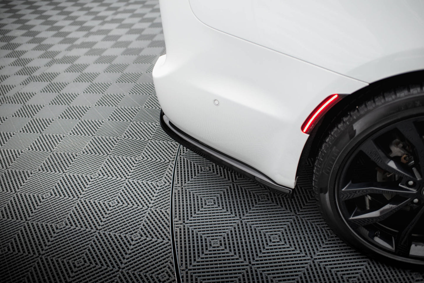 Maxton Mittlerer Diffusor Heck Ansatz DTM Look für Chrysler Pacifica Mk2 Facelift schwarz Hochglanz