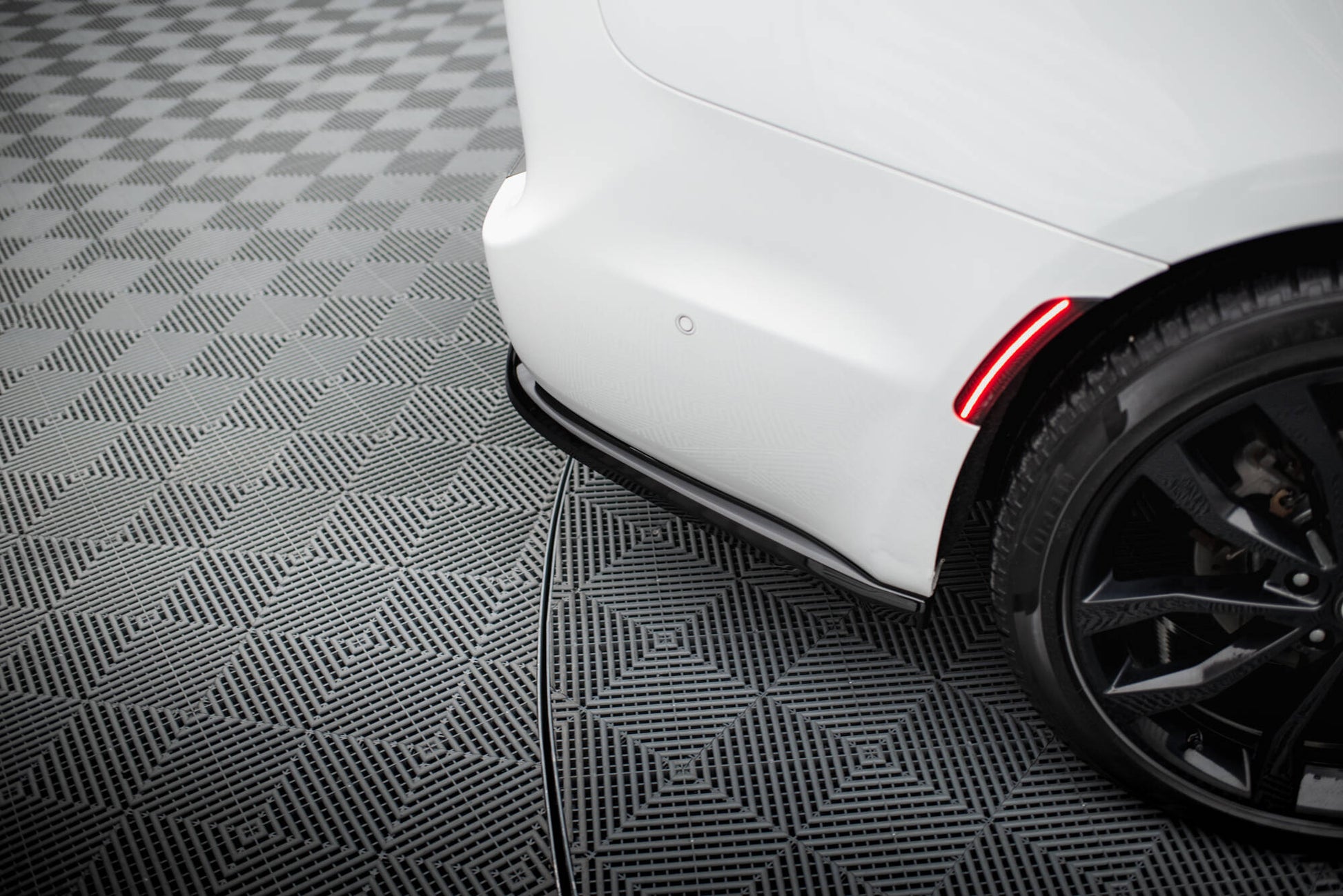 Maxton Mittlerer Diffusor Heck Ansatz DTM Look für Chrysler Pacifica Mk2 Facelift schwarz Hochglanz