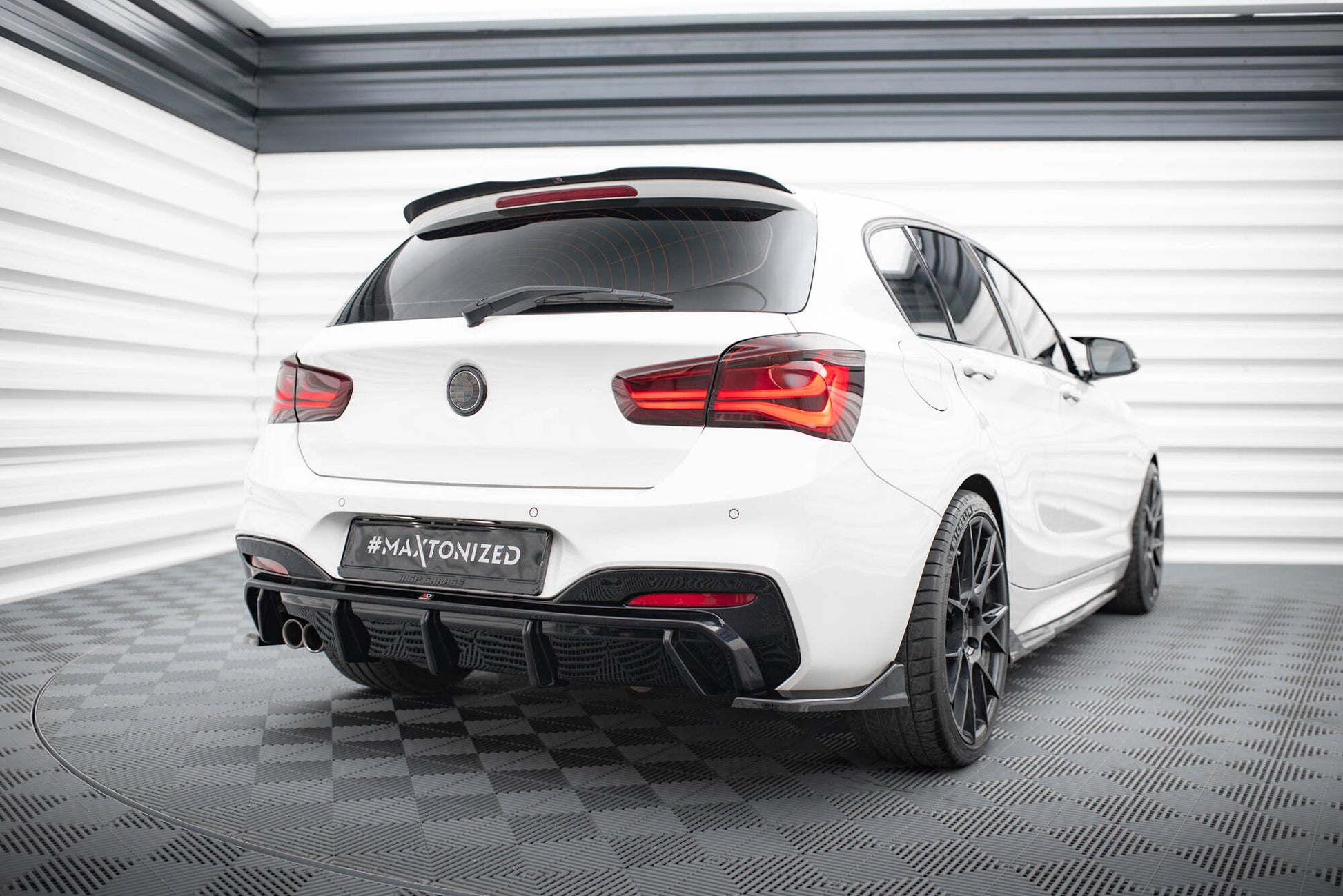 Maxton Heck Ansatz Flaps Diffusor für BMW 1er M-Paket / M140i F20 Facelift  schwarz Hochglanz