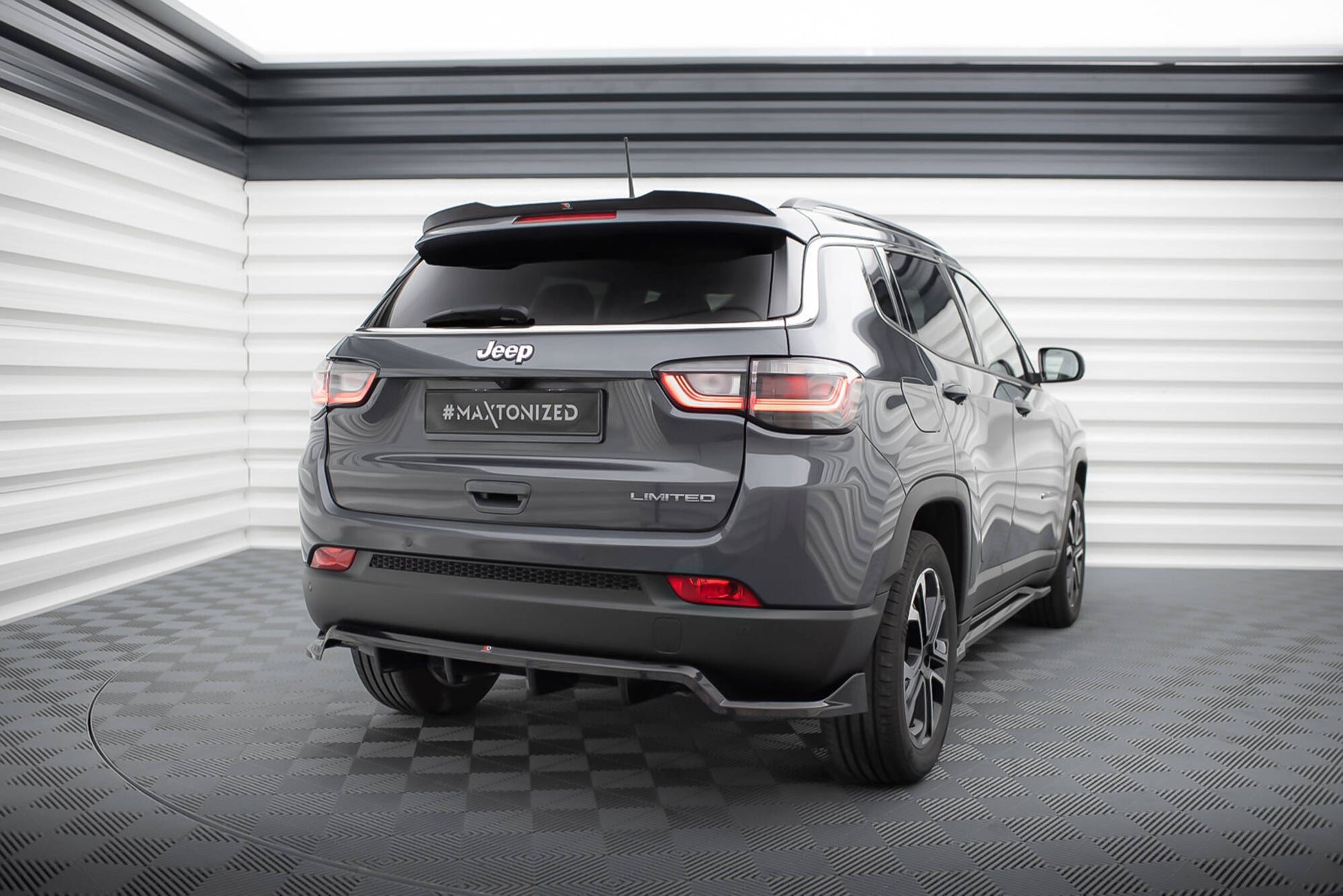 Maxton Mittlerer Diffusor Heck Ansatz DTM Look für Jeep Compass Limited Mk2 Facelift schwarz Hochglanz