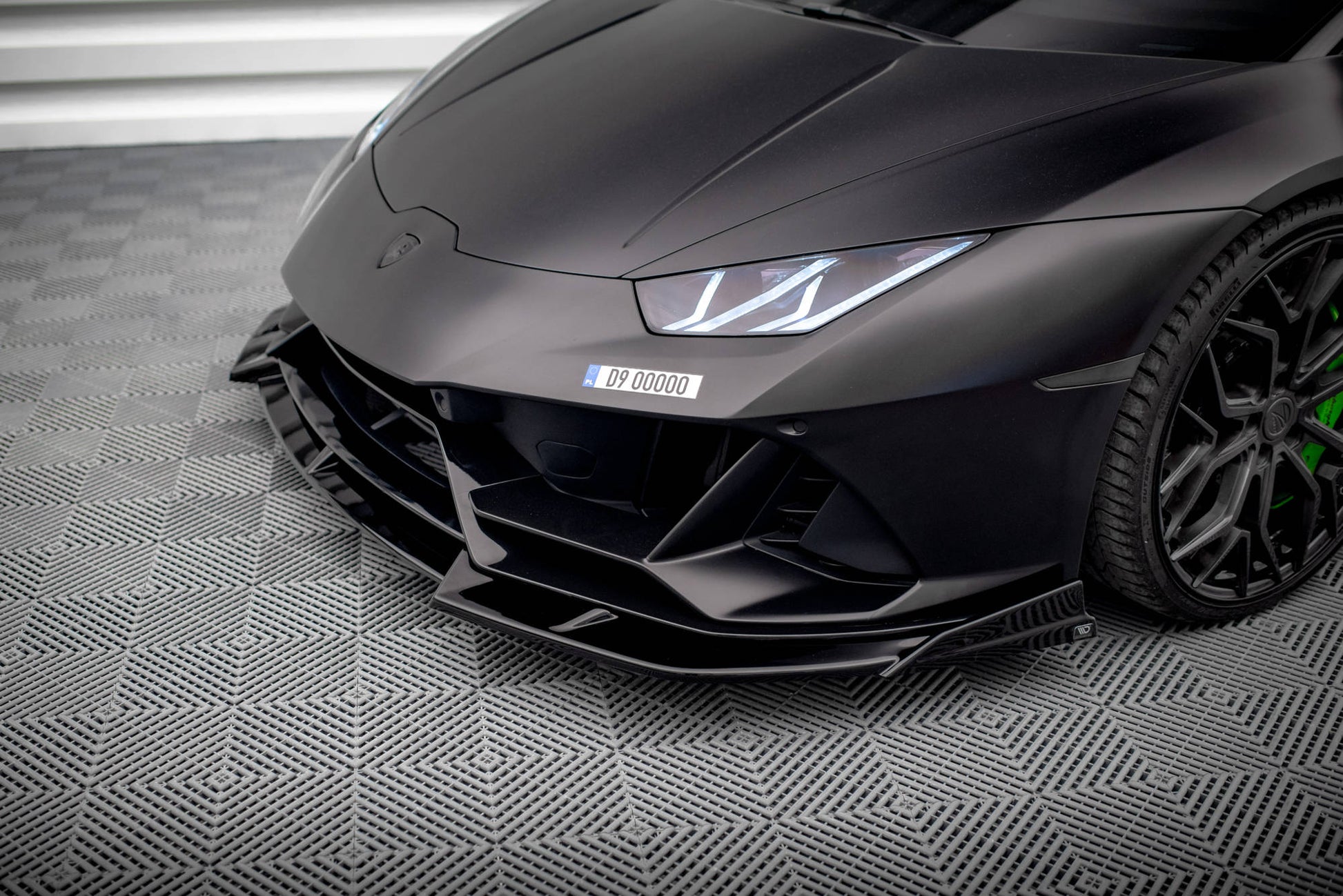 Maxton Front Ansatz für Lamborghini Huracan EVO schwarz Hochglanz