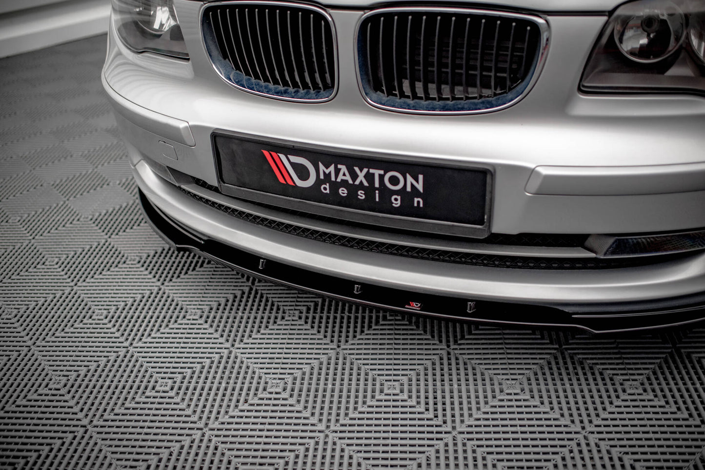 Maxton Front Ansatz V.2 für BMW 1er E81 Facelift schwarz Hochglanz