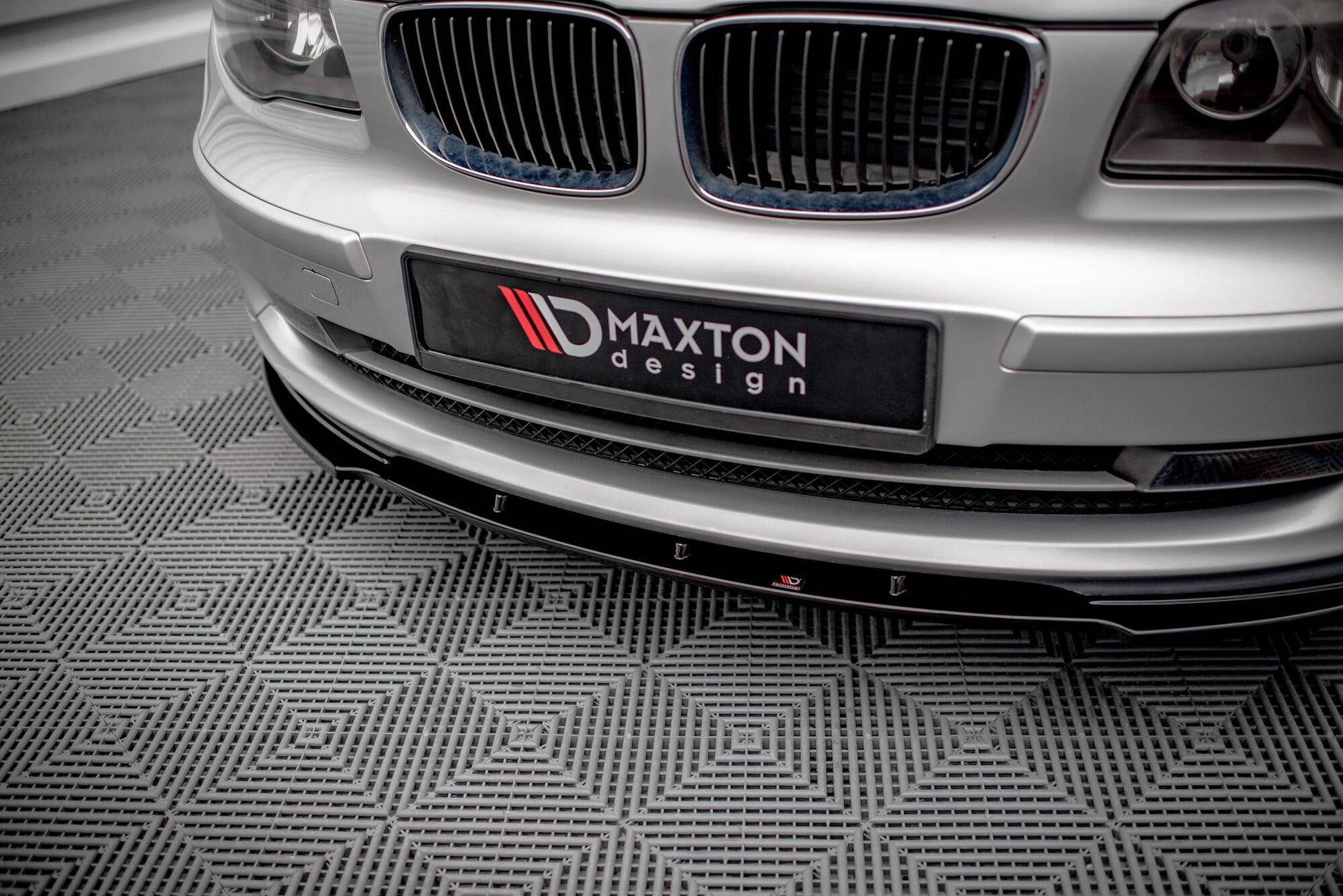 Maxton Front Ansatz V.2 für BMW 1er E81 Facelift schwarz Hochglanz