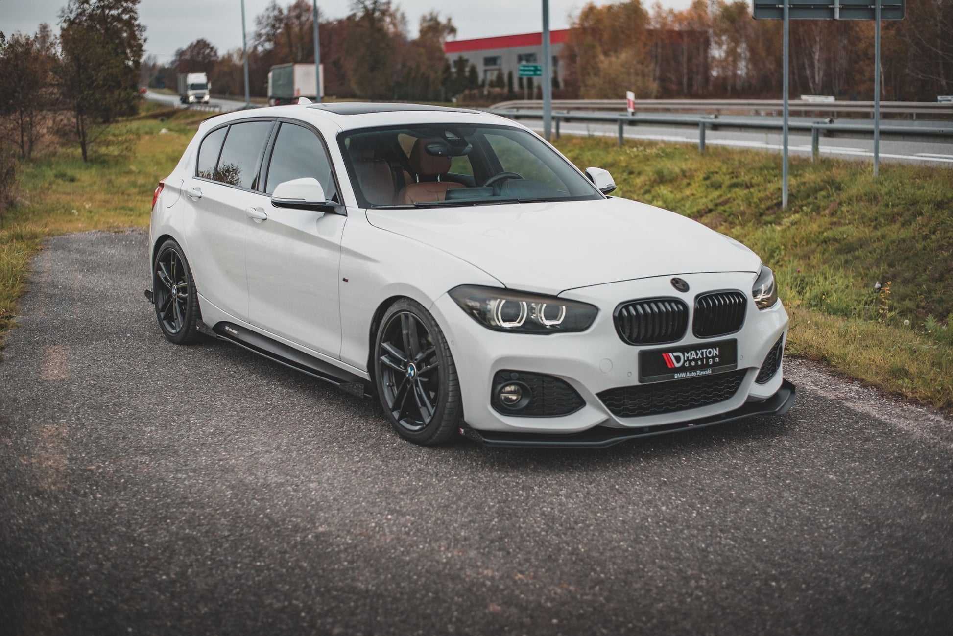 Maxton Robuste Racing Seitenschweller Ansatz für für V.2 + Flaps BMW 1er F20 M135i / M140i / M-Paket schwarz Hochglanz
