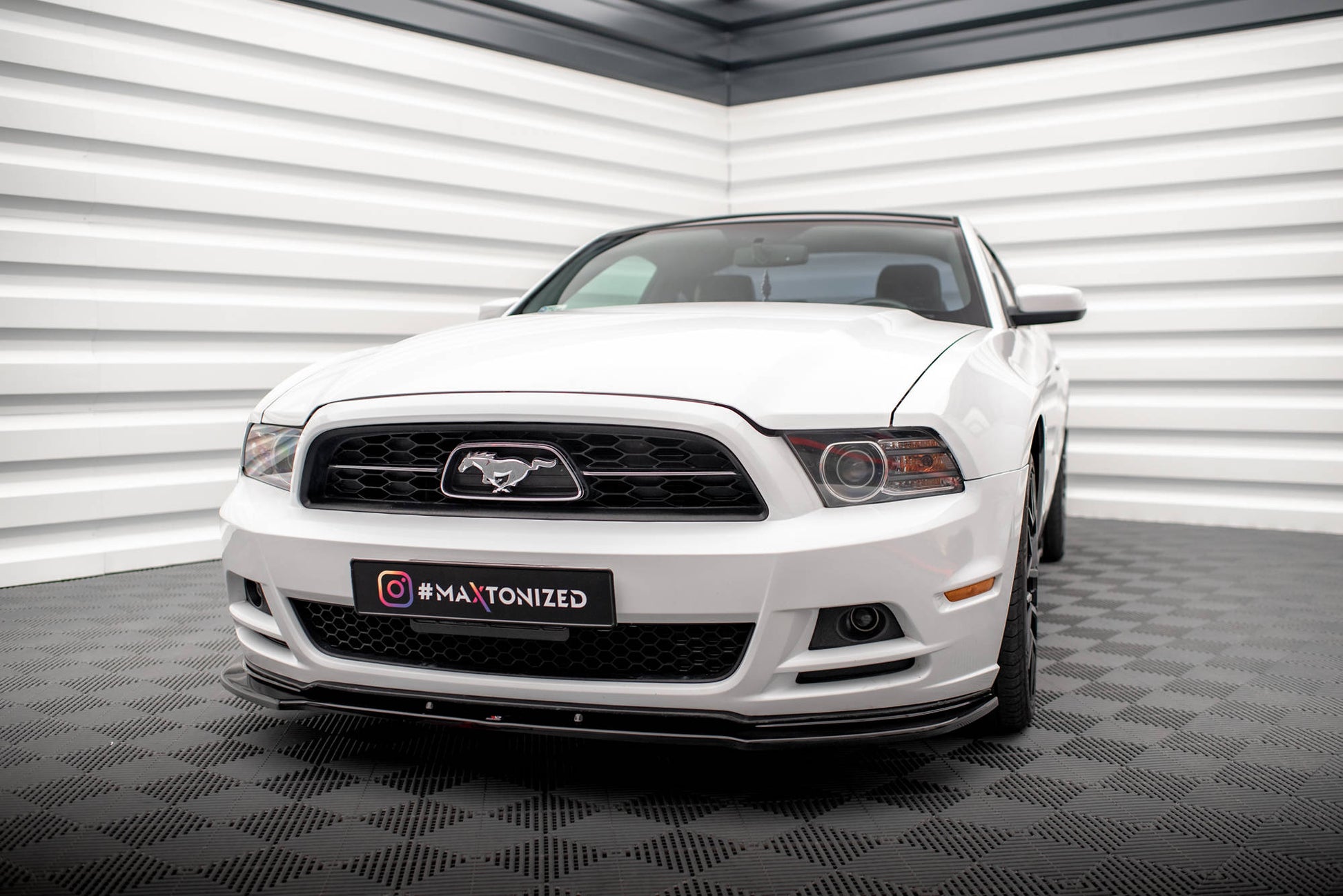 Maxton Front Ansatz für Ford Mustang Mk5 Facelift schwarz Hochglanz
