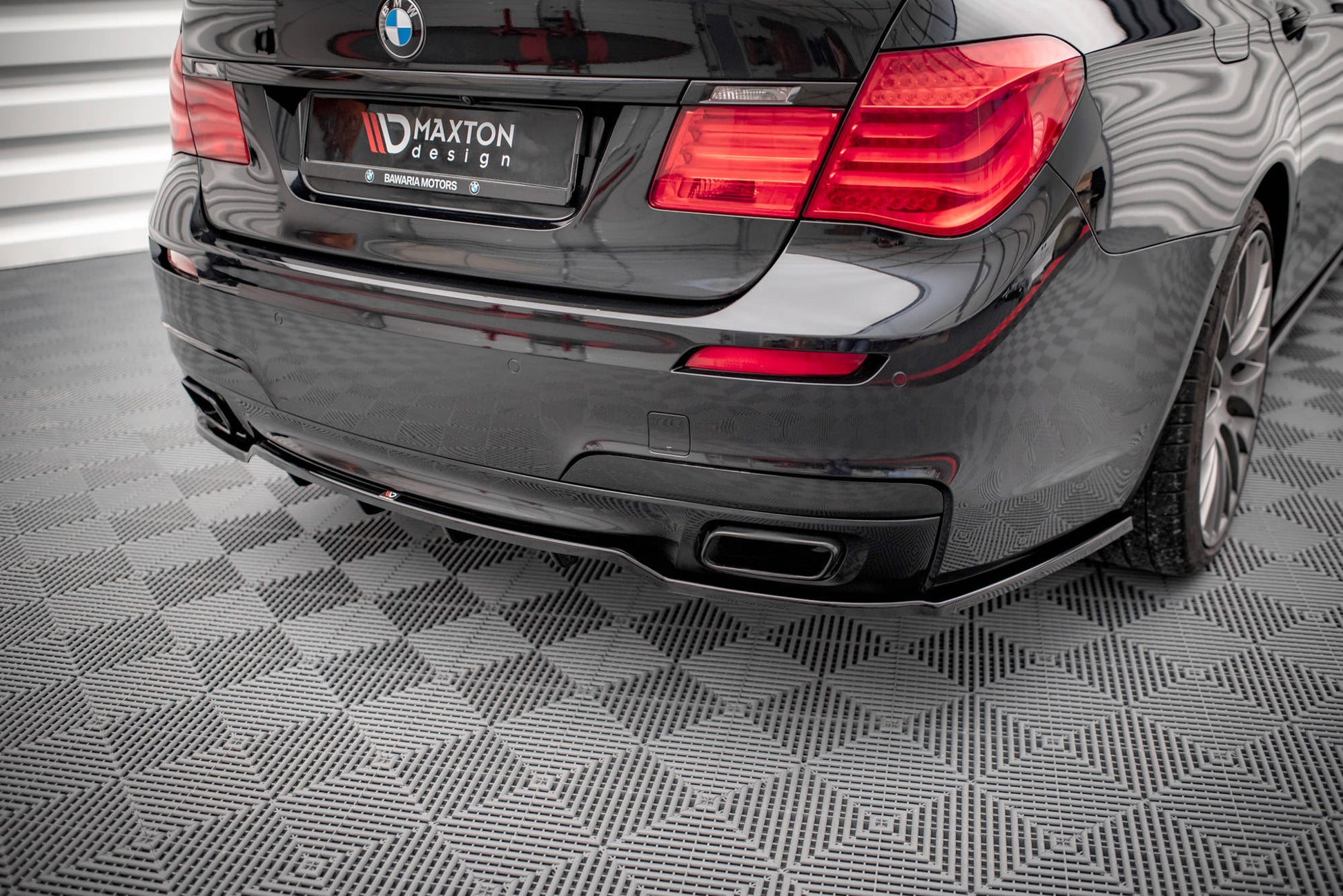 Maxton Mittlerer Diffusor Heck Ansatz DTM Look für BMW 7 M-Paket F01 schwarz Hochglanz