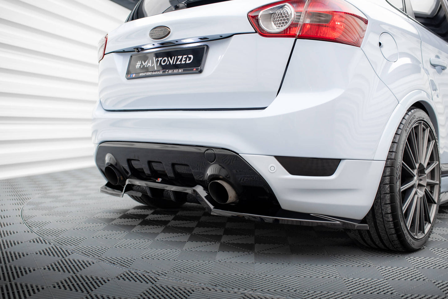 Maxton Mittlerer Diffusor Heck Ansatz DTM Look für Ford Kuga ST Mk1 schwarz Hochglanz