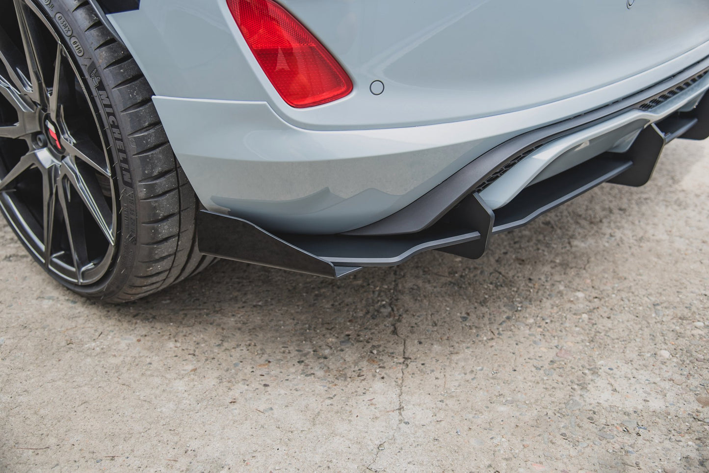 Maxton Robuste Racing Diffusor Heck Ansatz +Flaps für Ford Fiesta Mk8 ST schwarz Hochglanz
