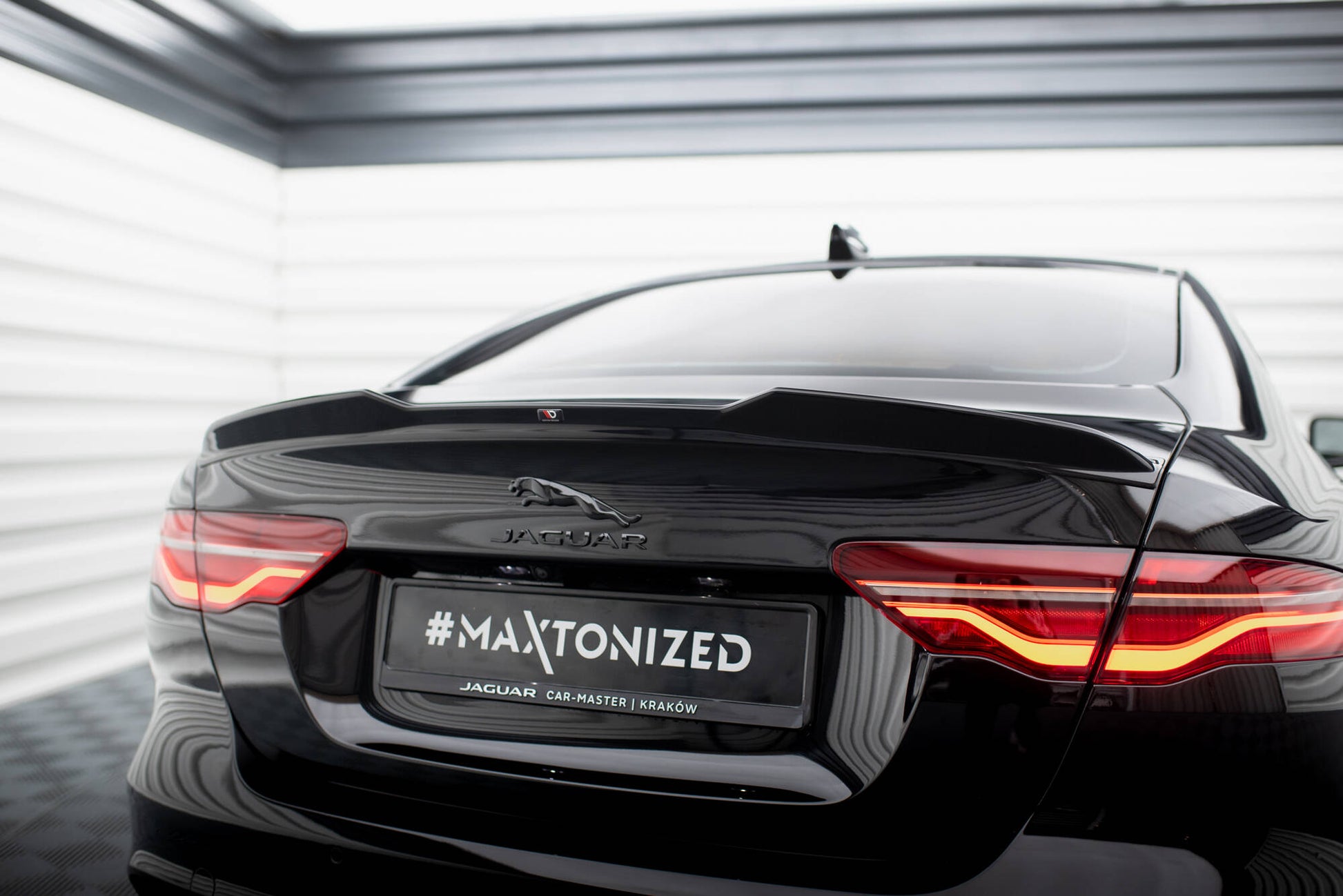 Maxton Spoiler CAP für 3D Jaguar XE X760 Facelift schwarz Hochglanz