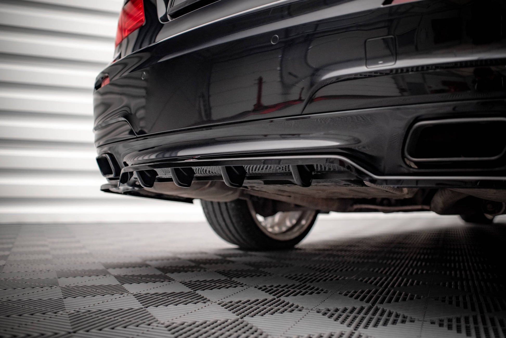 Maxton Mittlerer Diffusor Heck Ansatz DTM Look für BMW 7 M-Paket F01 schwarz Hochglanz