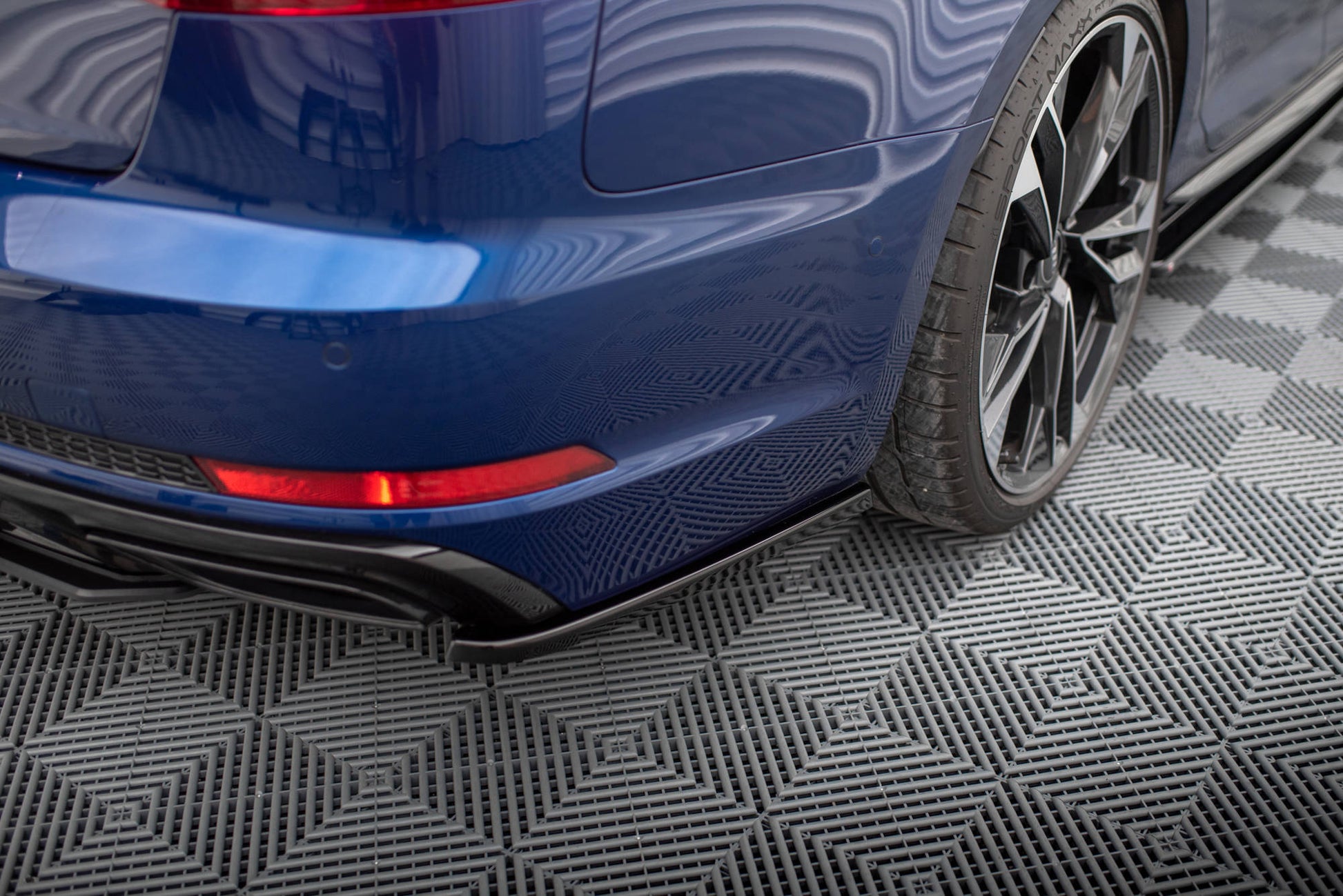 Maxton Heck Ansatz Flaps Diffusor für Audi A4 Competition B9  schwarz Hochglanz