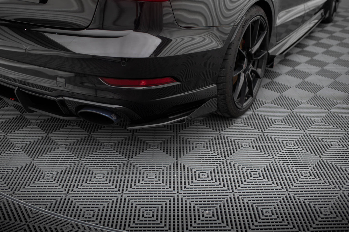 Maxton Hintere Seiten Flaps für Audi RS3 Limousine 8V Facelift schwarz Hochglanz