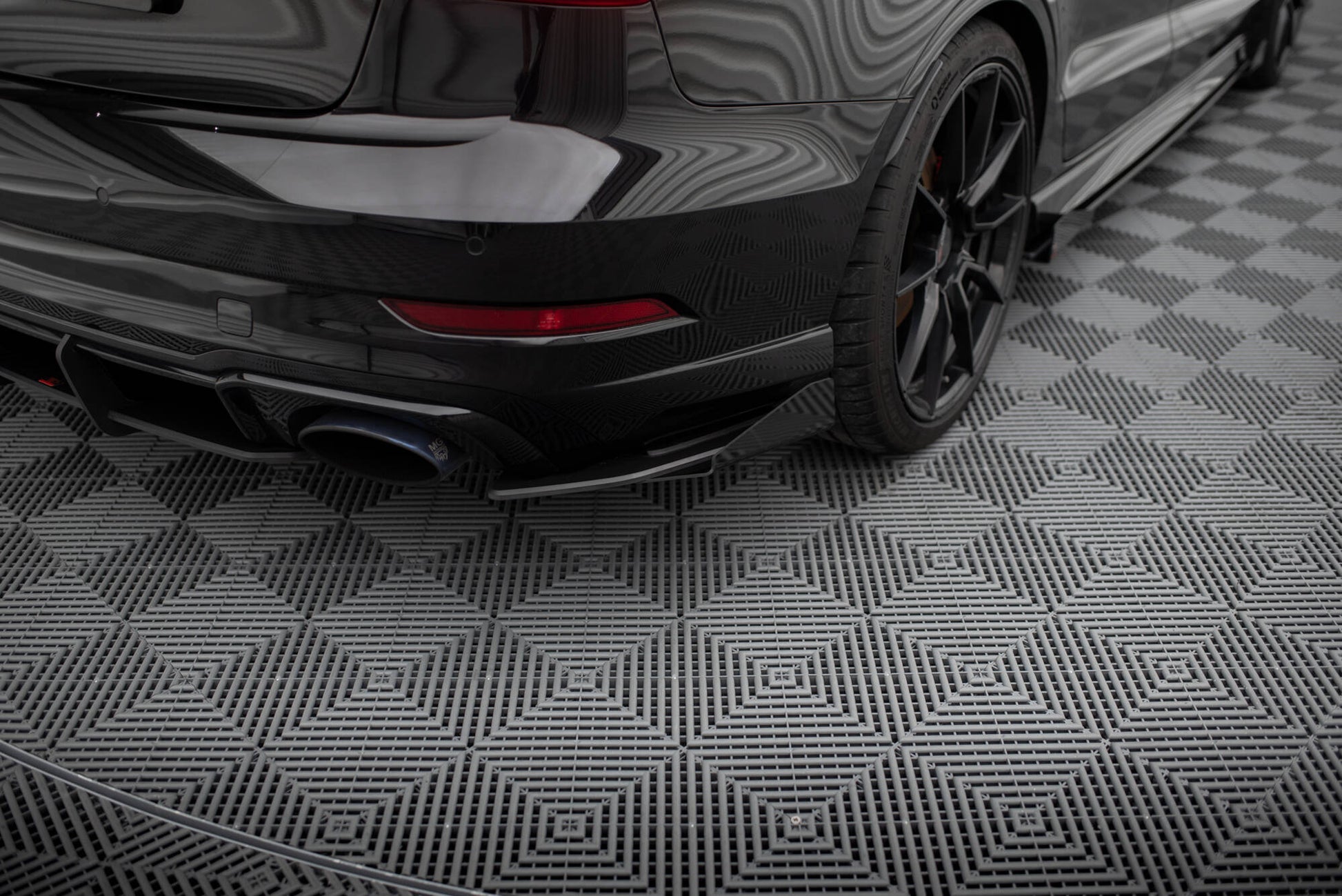 Maxton Hintere Seiten Flaps für Audi RS3 Limousine 8V Facelift schwarz Hochglanz