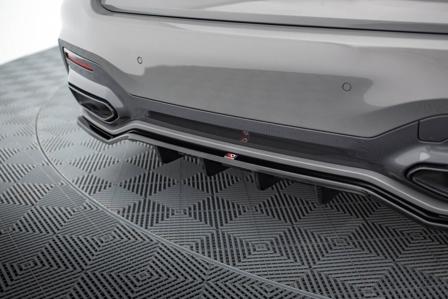 Maxton Hinten Splitter (mit einem vertikalem balken) V.2 BMW 7 G11 M-Paket Facelift schwarz Hochglanz