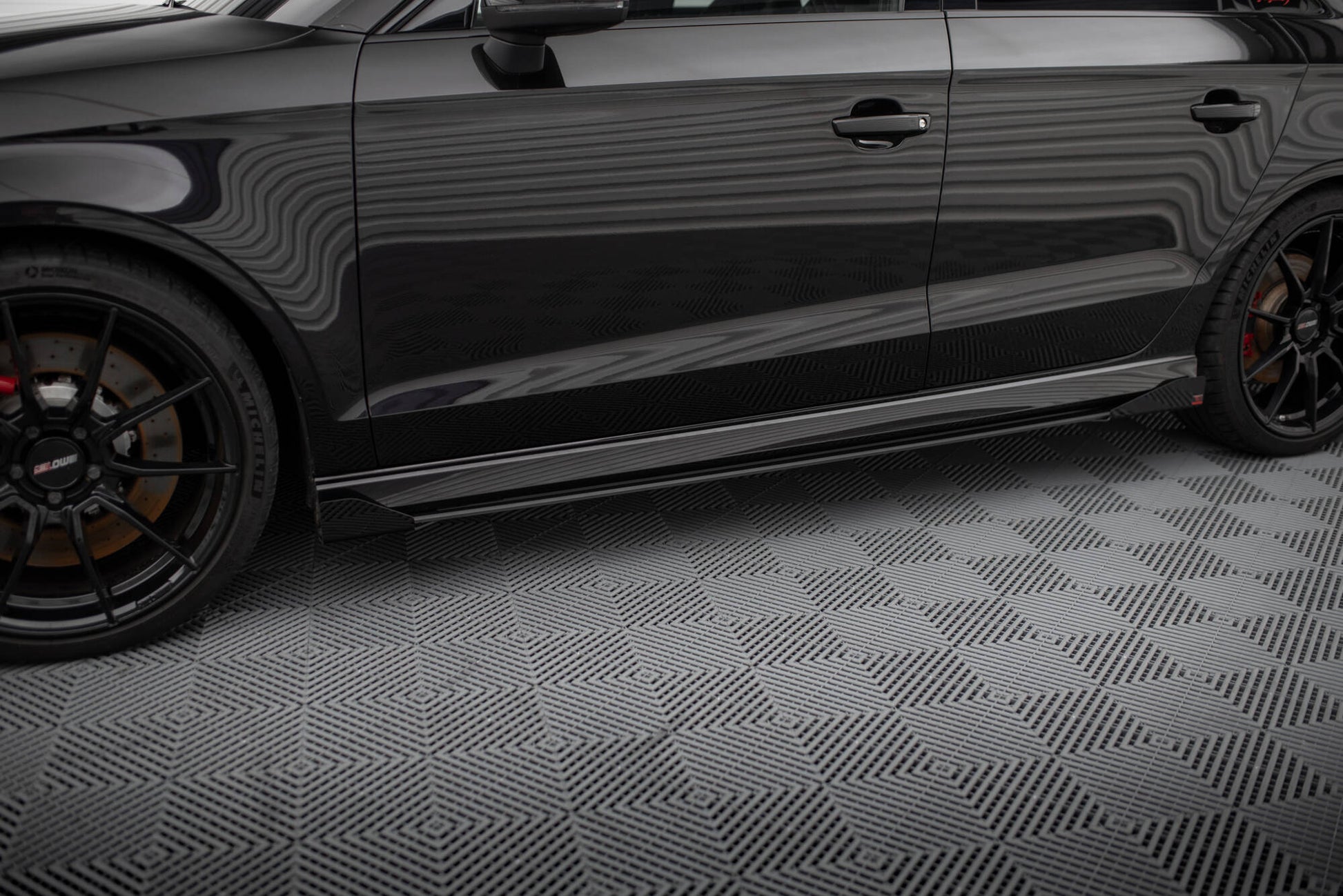 Maxton Side Flaps Audi RS3 Limousine 8V Facelift schwarz Hochglanz