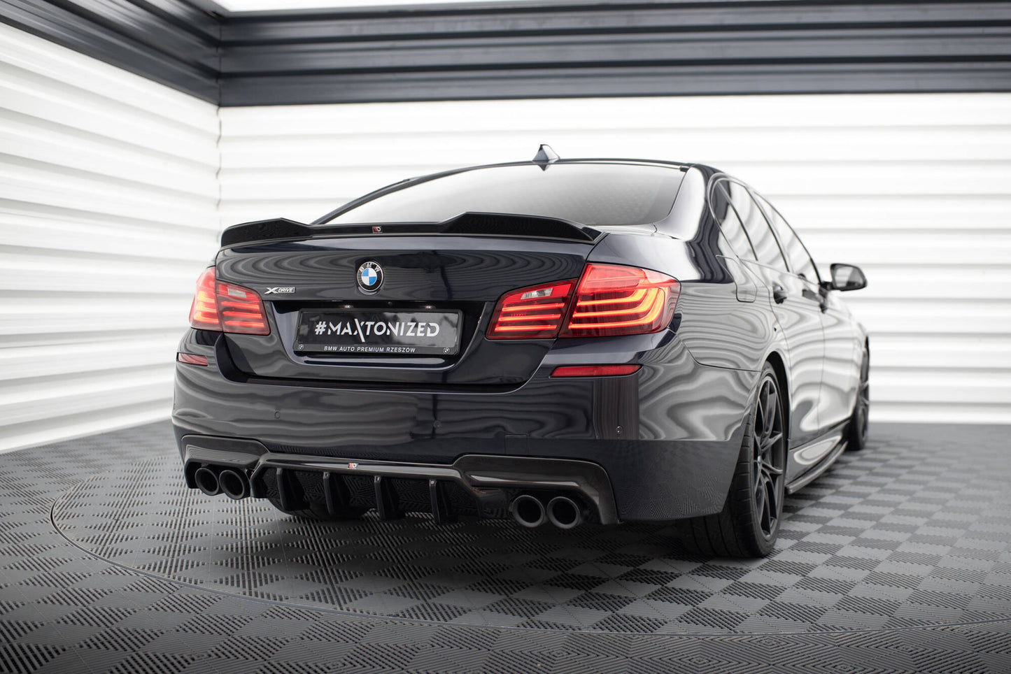 Maxton Diffusor Heck Ansatz V.2 für BMW 5er M-Paket F10 (Version mit zwei Doppelauspuffanlagen)
