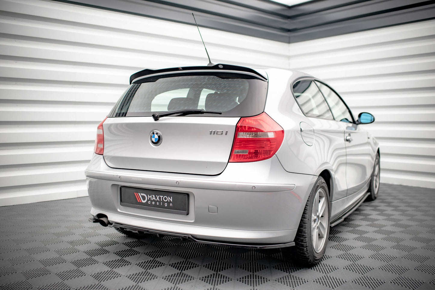 Maxton Mittlerer Diffusor Heck Ansatz DTM Look für BMW 1er E81 Facelift schwarz Hochglanz