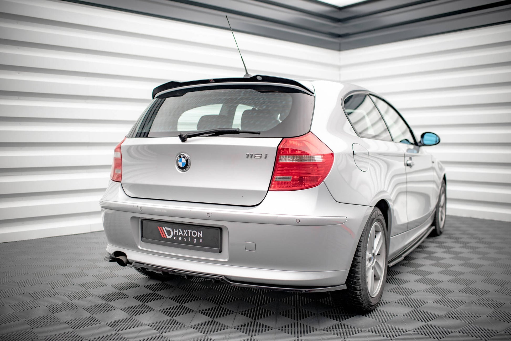 Maxton Mittlerer Diffusor Heck Ansatz DTM Look für BMW 1er E81 Facelift schwarz Hochglanz