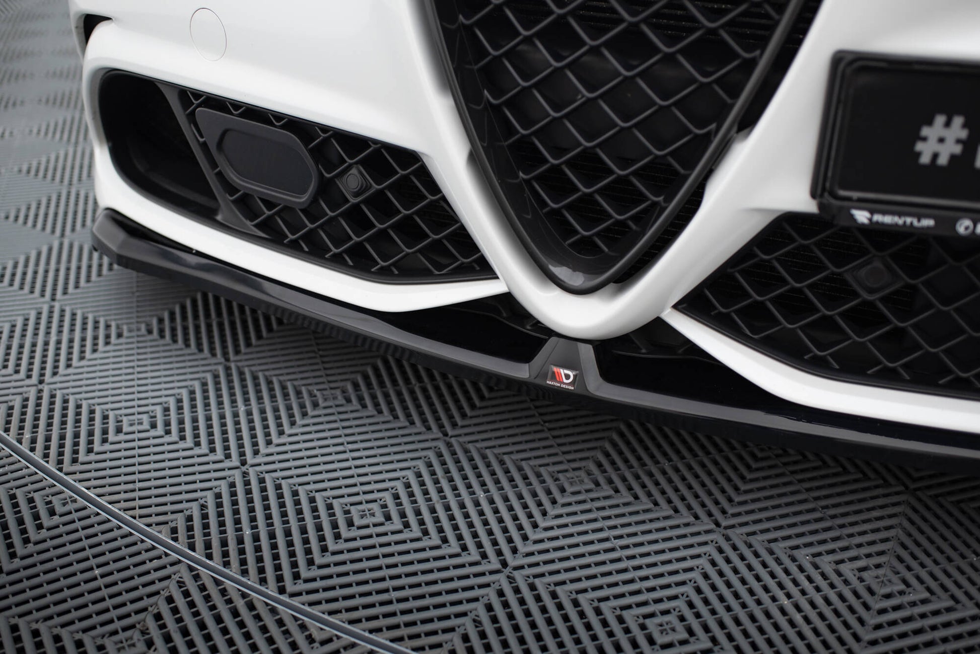Maxton Front Ansatz für Alfa Romeo Giulia Quadrifoglio schwarz Hochglanz
