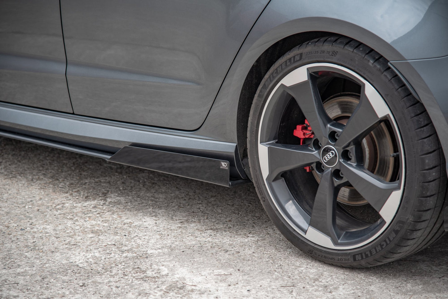Maxton Robuste Racing Seitenschweller Ansatz für für + Flaps Audi RS3 8V Sportback schwarz Hochglanz