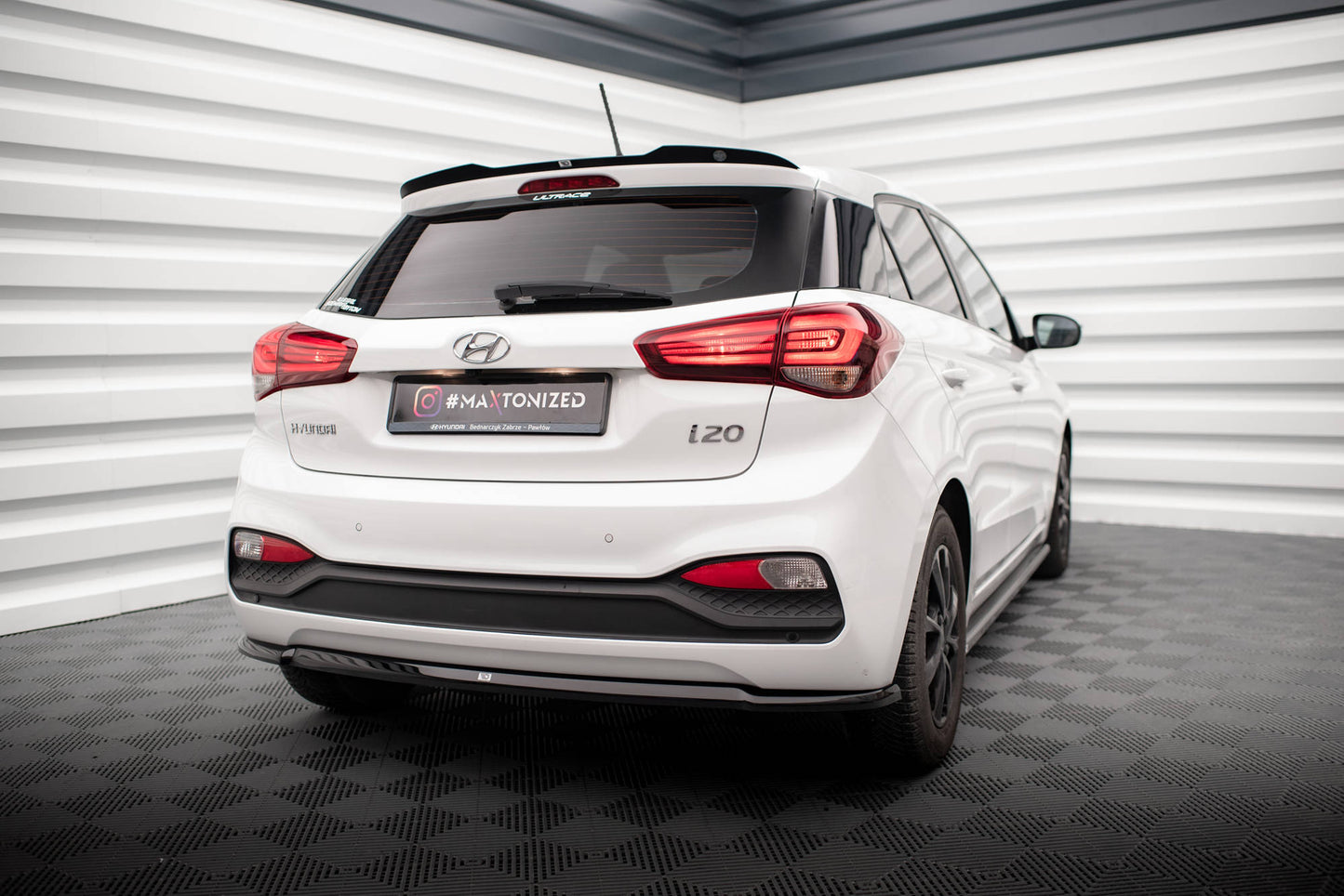 Maxton Spoiler CAP für Hyundai I20 Mk2 Facelift schwarz Hochglanz