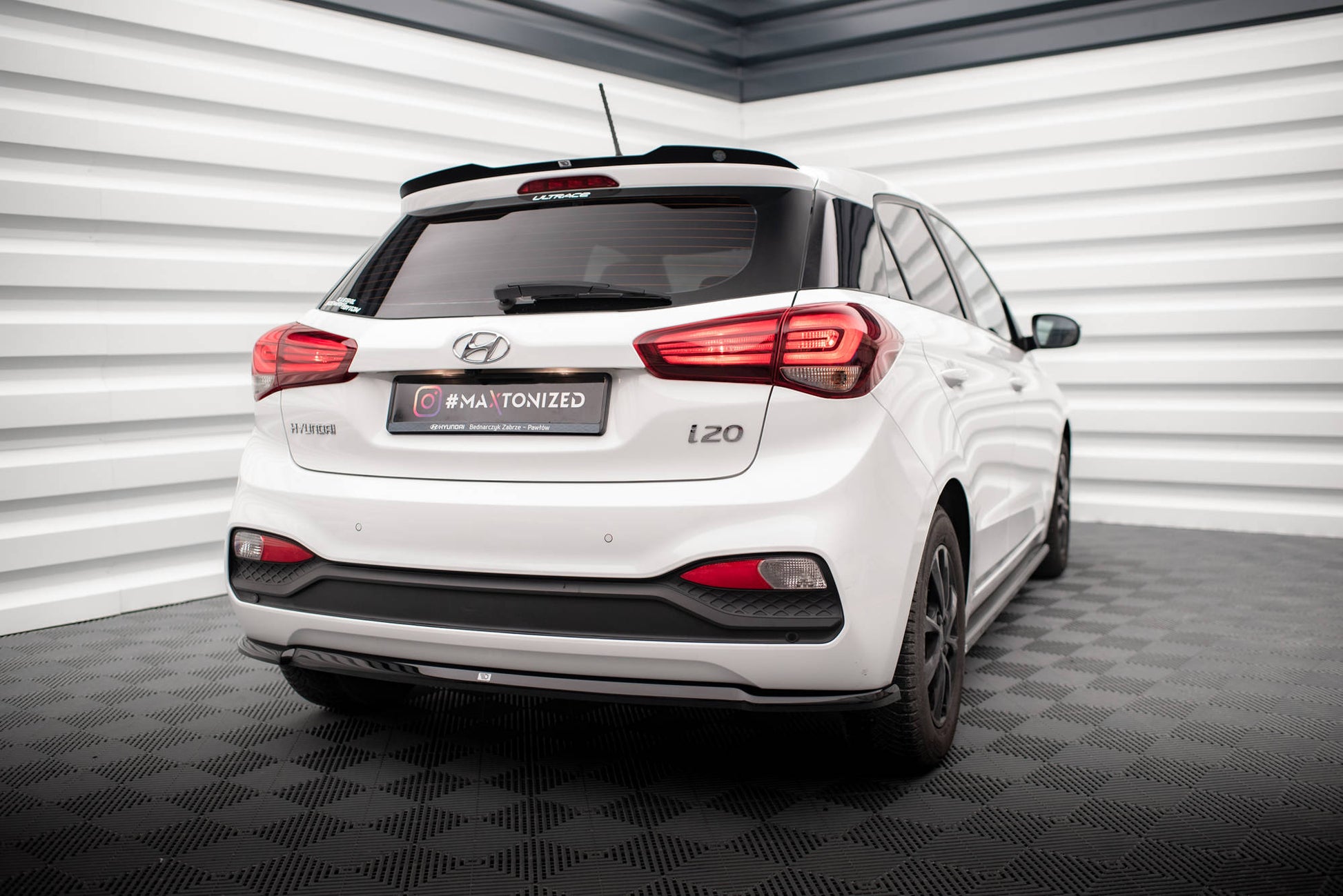 Maxton Spoiler CAP für Hyundai I20 Mk2 Facelift schwarz Hochglanz