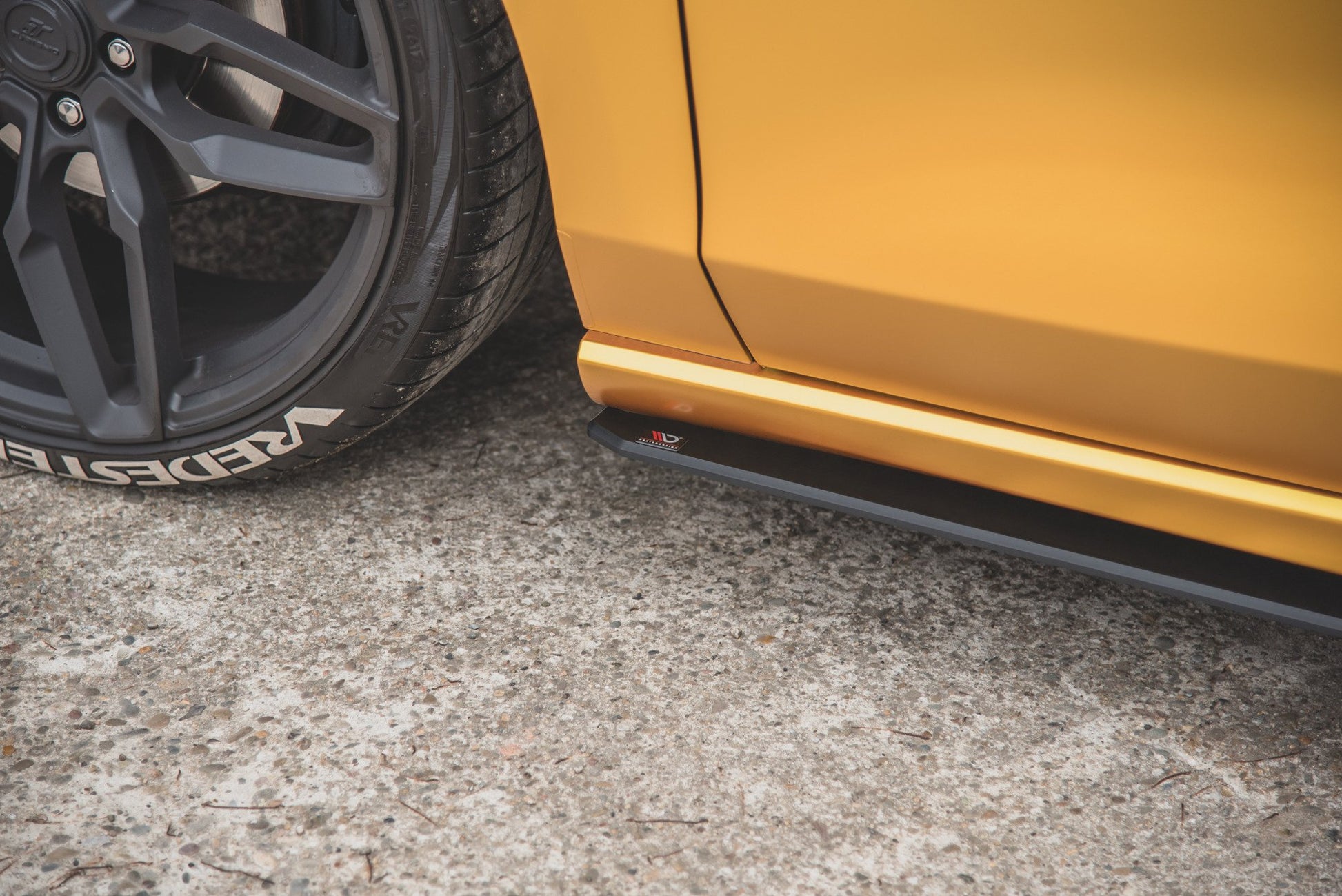 Maxton Robuste Racing Seitenschweller Ansatz für für + Flaps Ford Focus ST / ST-Line Mk4 schwarz Hochglanz