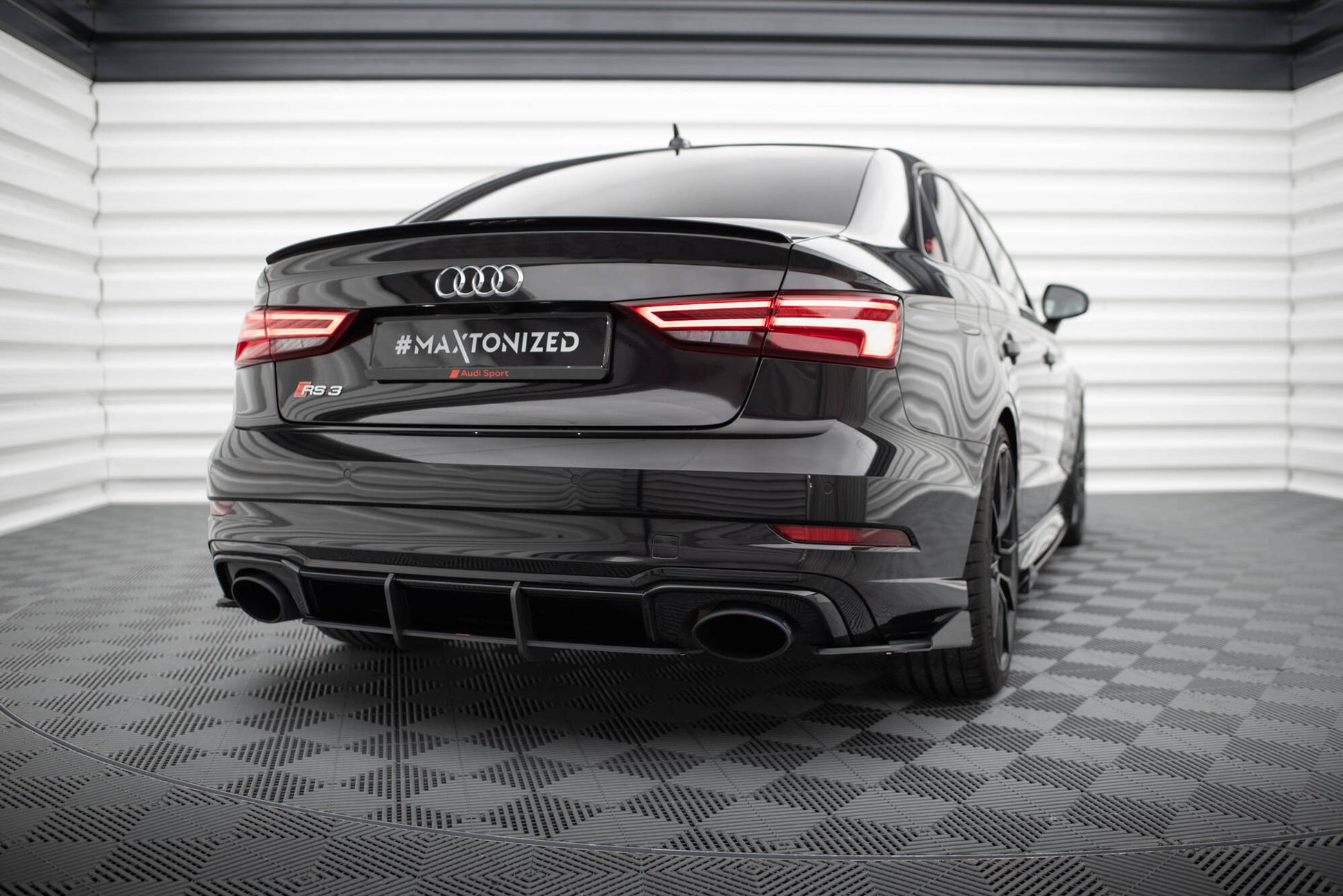 Maxton Hintere Seiten Flaps für Audi RS3 Limousine 8V Facelift schwarz Hochglanz