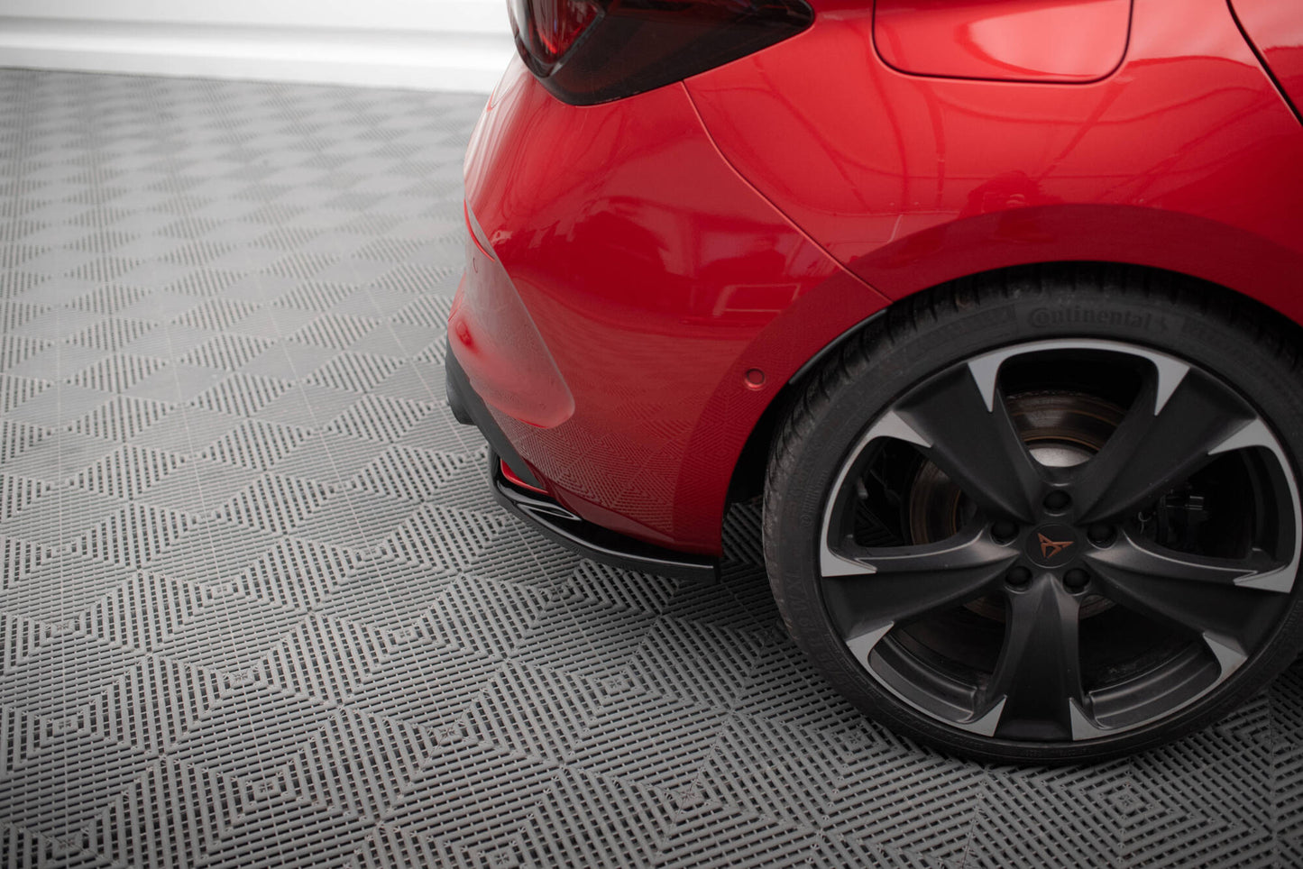 Maxton Heck Ansatz Flaps Diffusor V.1 für Cupra Leon Hatchback Mk1 schwarz Hochglanz