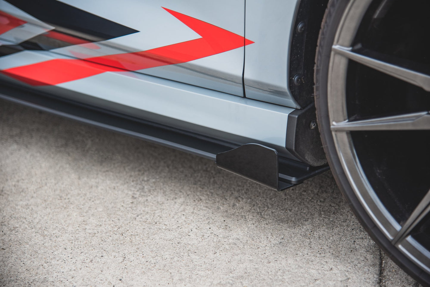 Maxton Robuste Racing Seitenschweller Ansatz für für + Front Stoßstangen Racing Flaps passend für Ford Fiesta Mk8 ST / ST-...