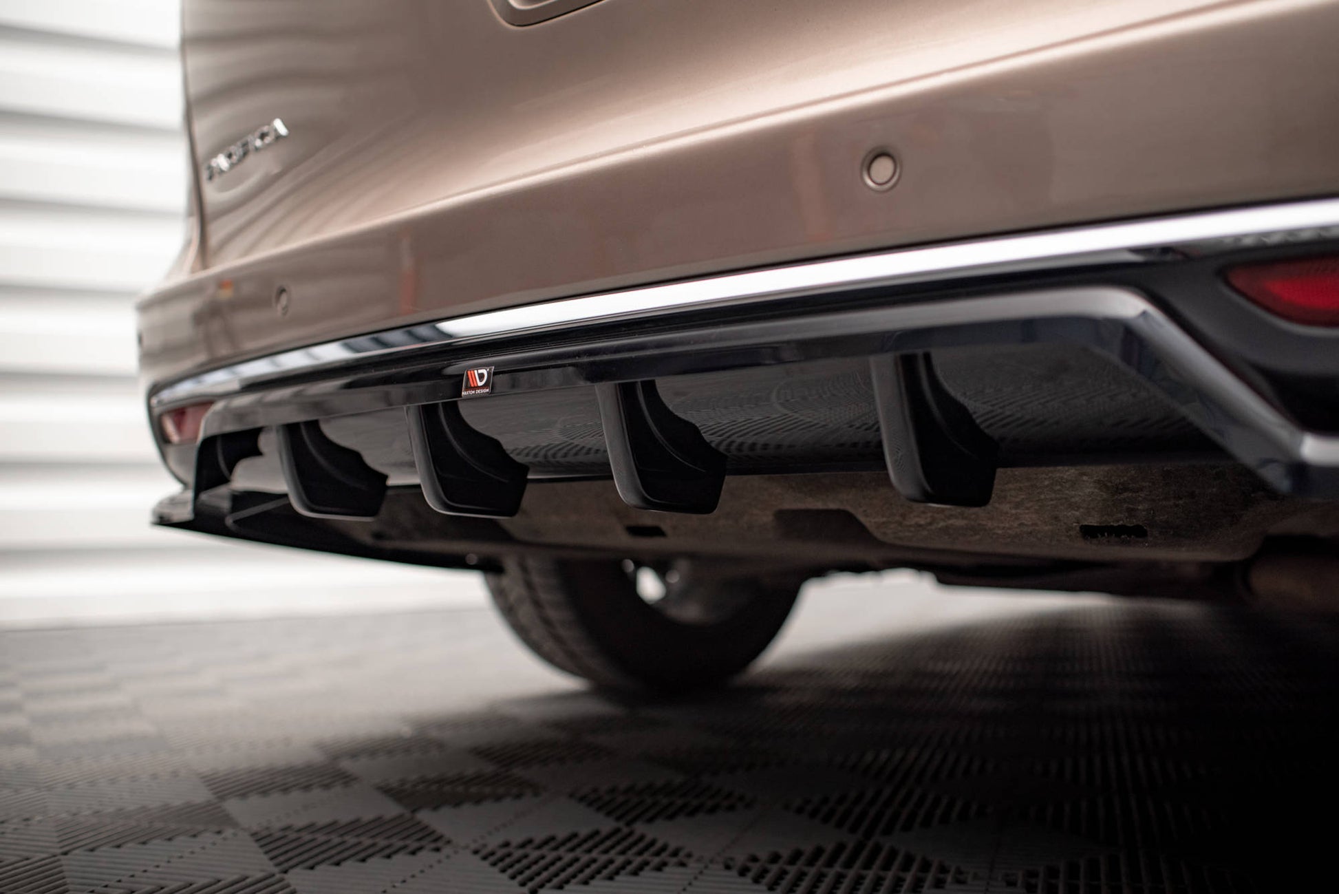 Maxton Mittlerer Diffusor Heck Ansatz DTM Look für Chrysler Pacifica Mk2 schwarz Hochglanz
