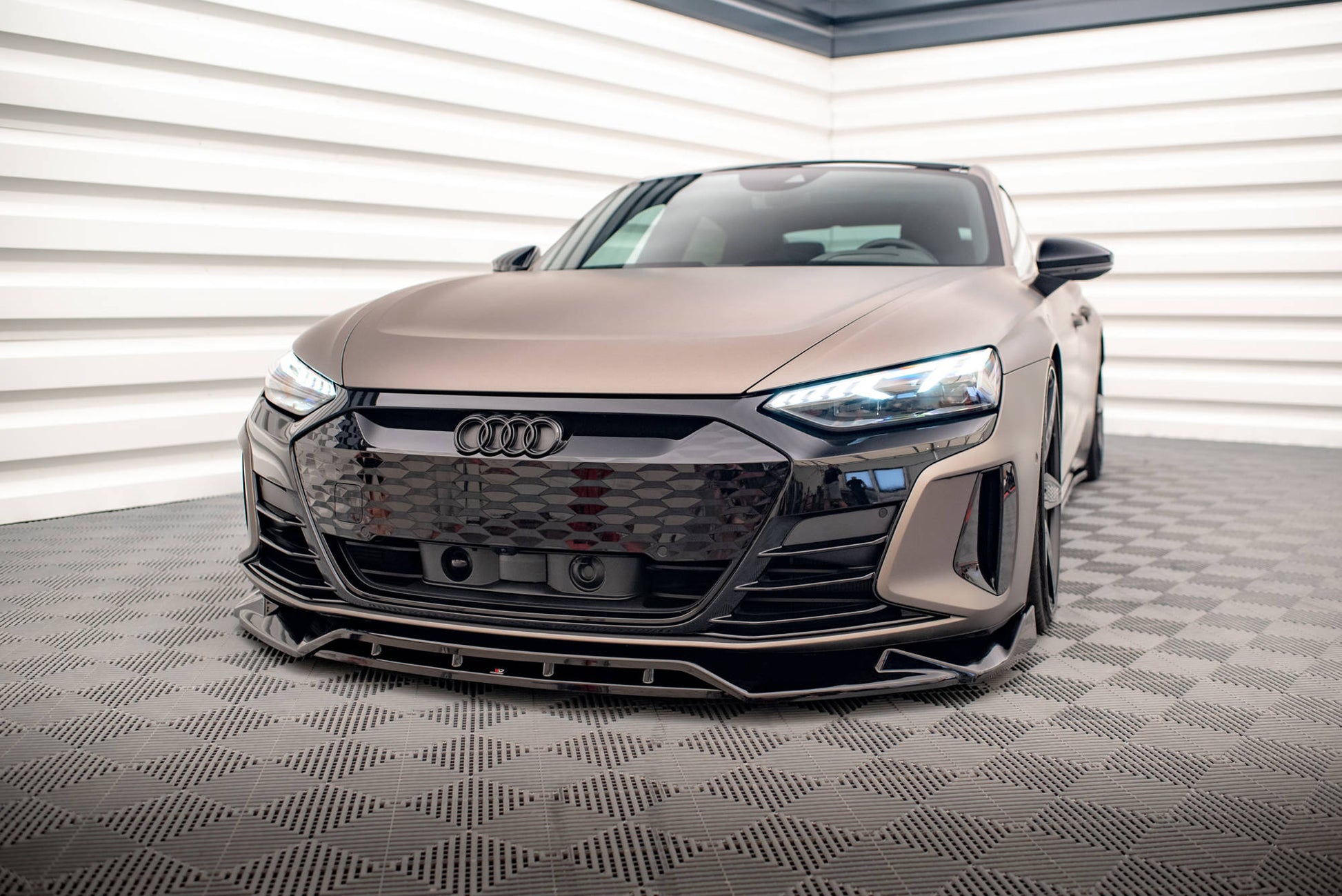 Maxton Front Ansatz V.2 für Audi e-Tron GT / RS GT Mk1 schwarz Hochglanz