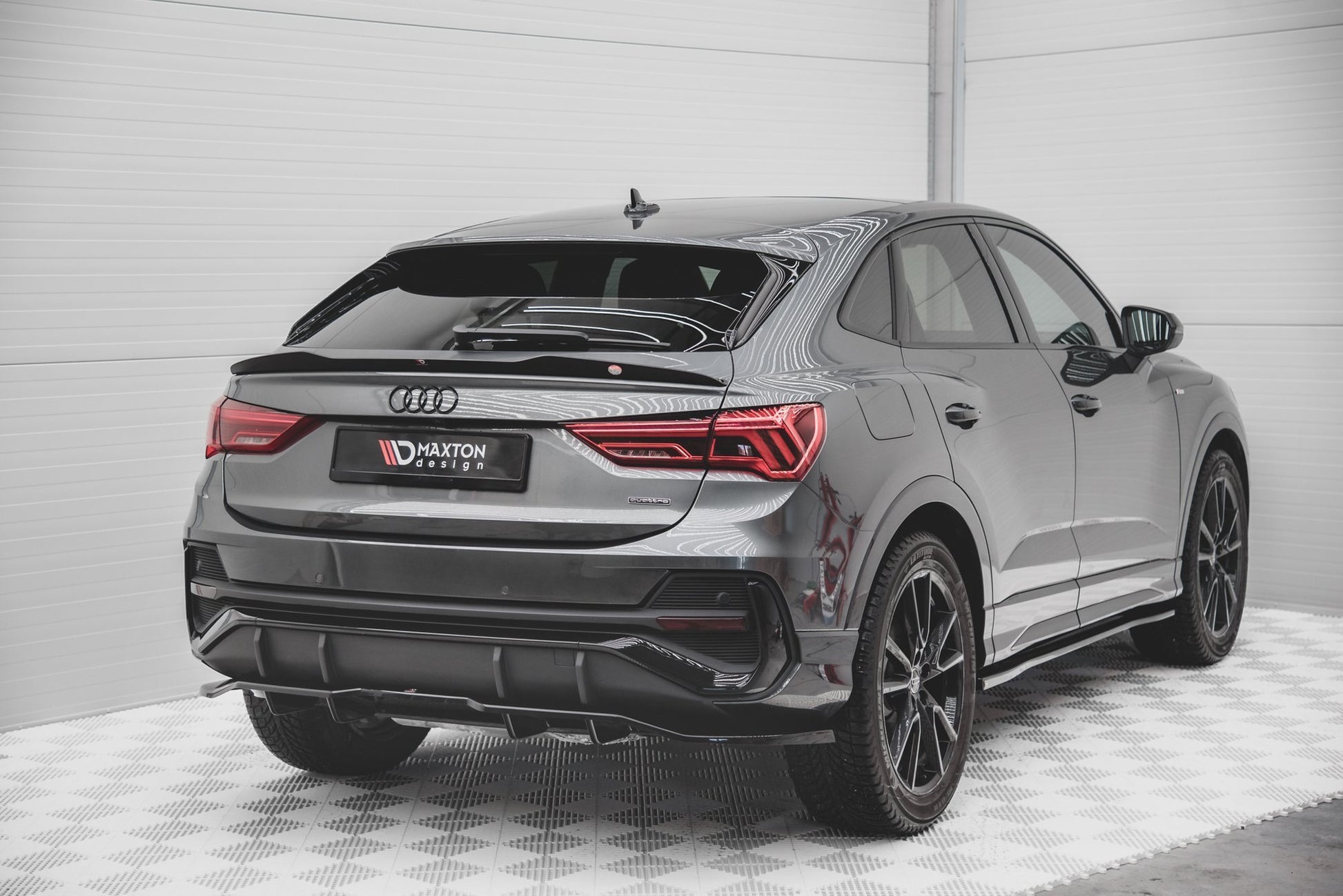 Maxton Mittlerer Diffusor Heck Ansatz DTM Look für Audi Q3 Sportback S-Line schwarz Hochglanz