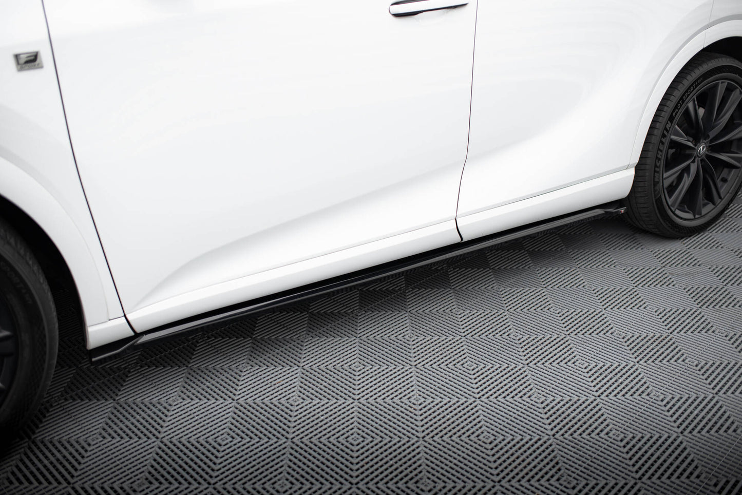 Maxton Seitenschweller Ansatz für Lexus RX F-Sport Mk5 schwarz Hochglanz