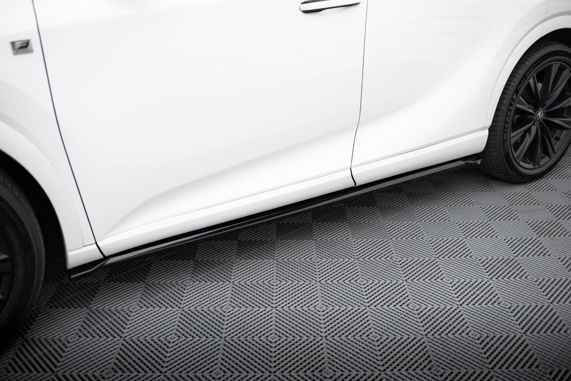 Maxton Seitenschweller Ansatz für Lexus RX F-Sport Mk5 schwarz Hochglanz