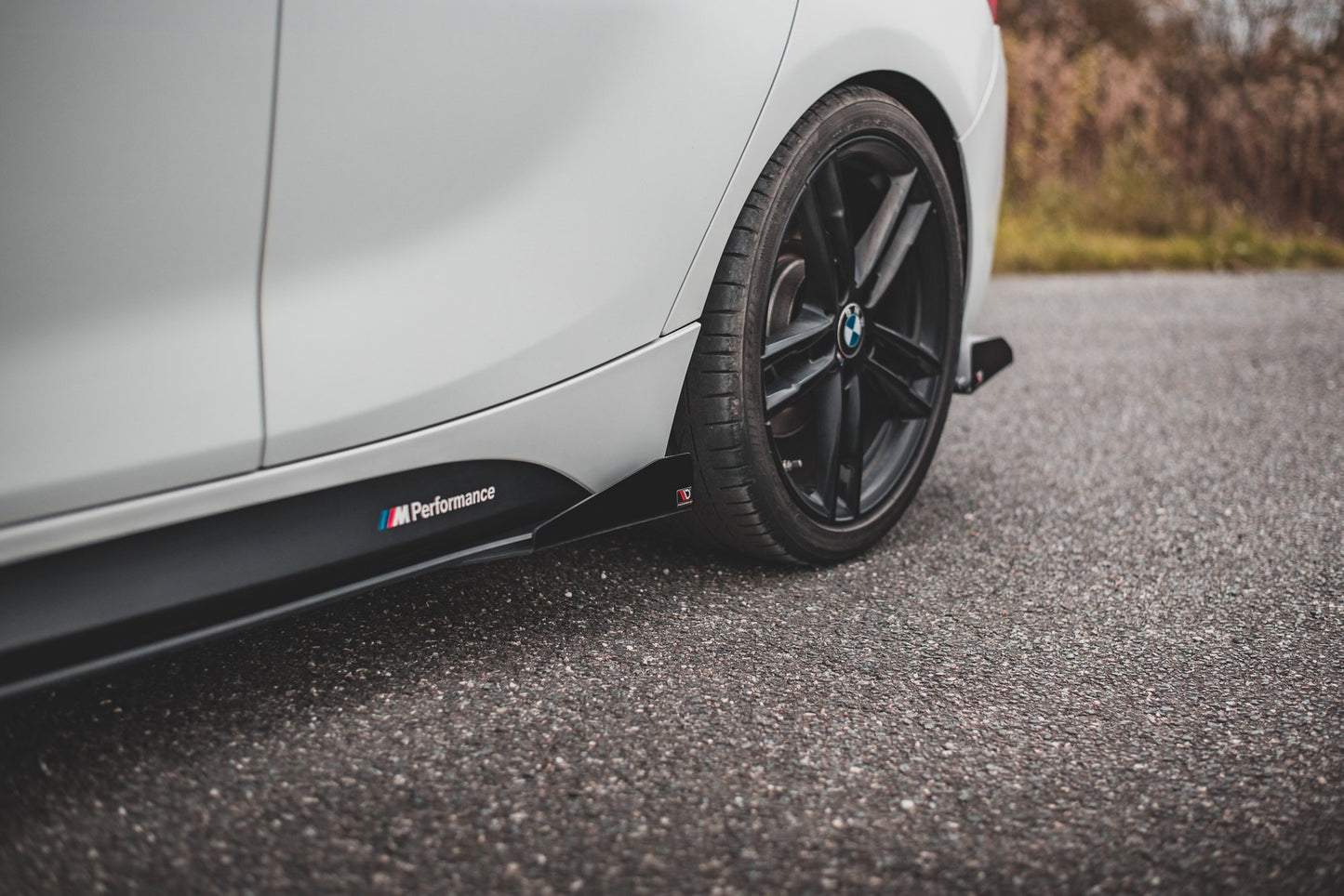 Maxton Robuste Racing Seitenschweller Ansatz für für V.2 + Flaps BMW 1er F20 M135i / M140i / M-Paket schwarz Hochglanz