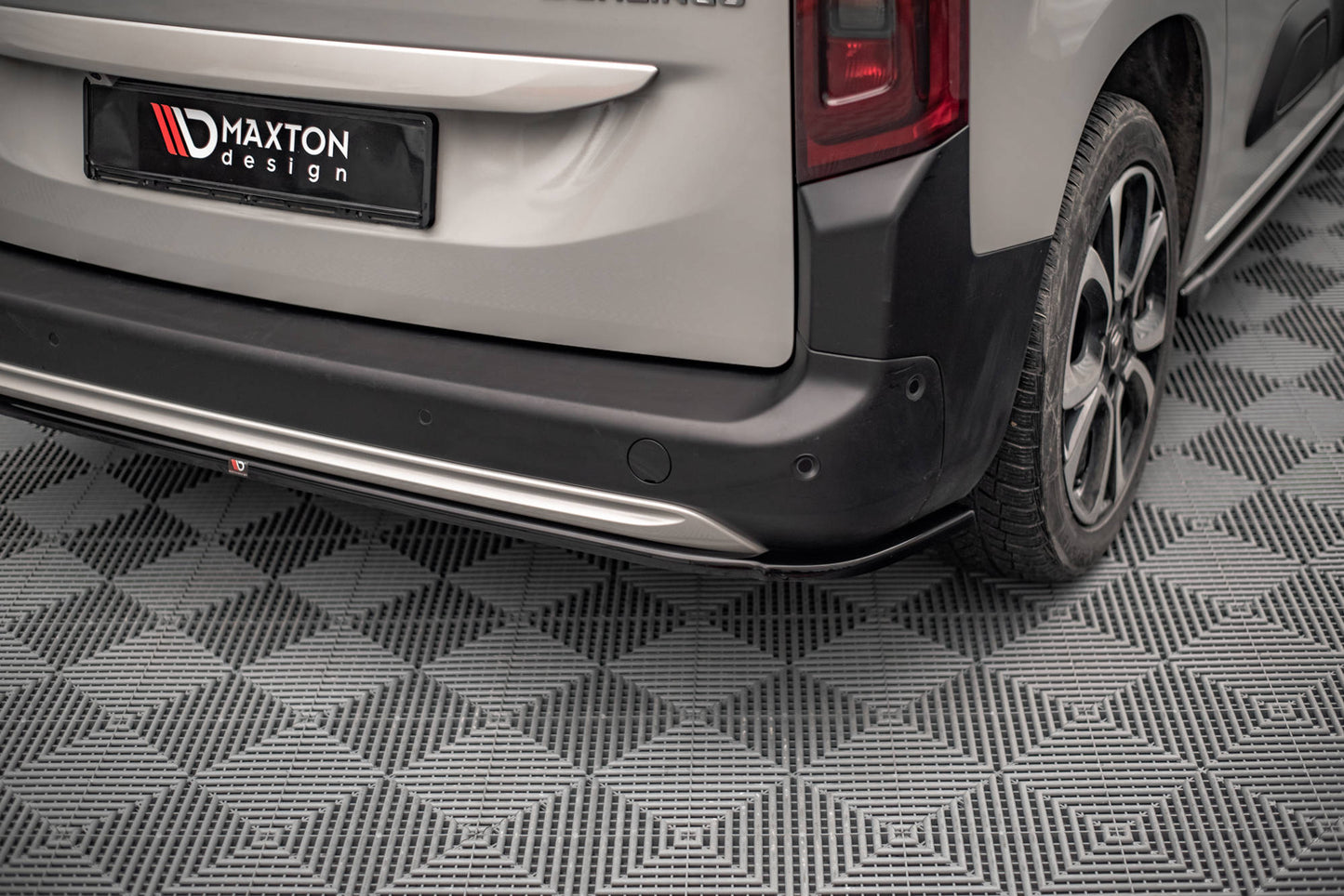 Maxton Mittlerer Diffusor Heck Ansatz für Citroen Berlingo Mk3 schwarz Hochglanz