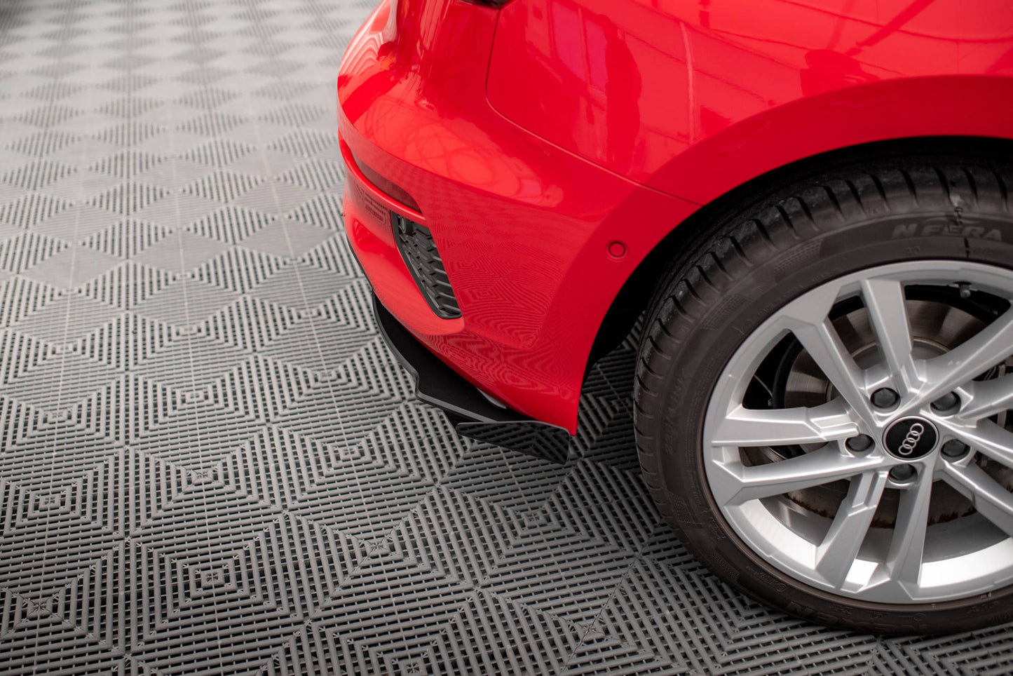 Maxton Hintere Seiten Flaps für Audi A3 Sportback 8Y schwarz Hochglanz