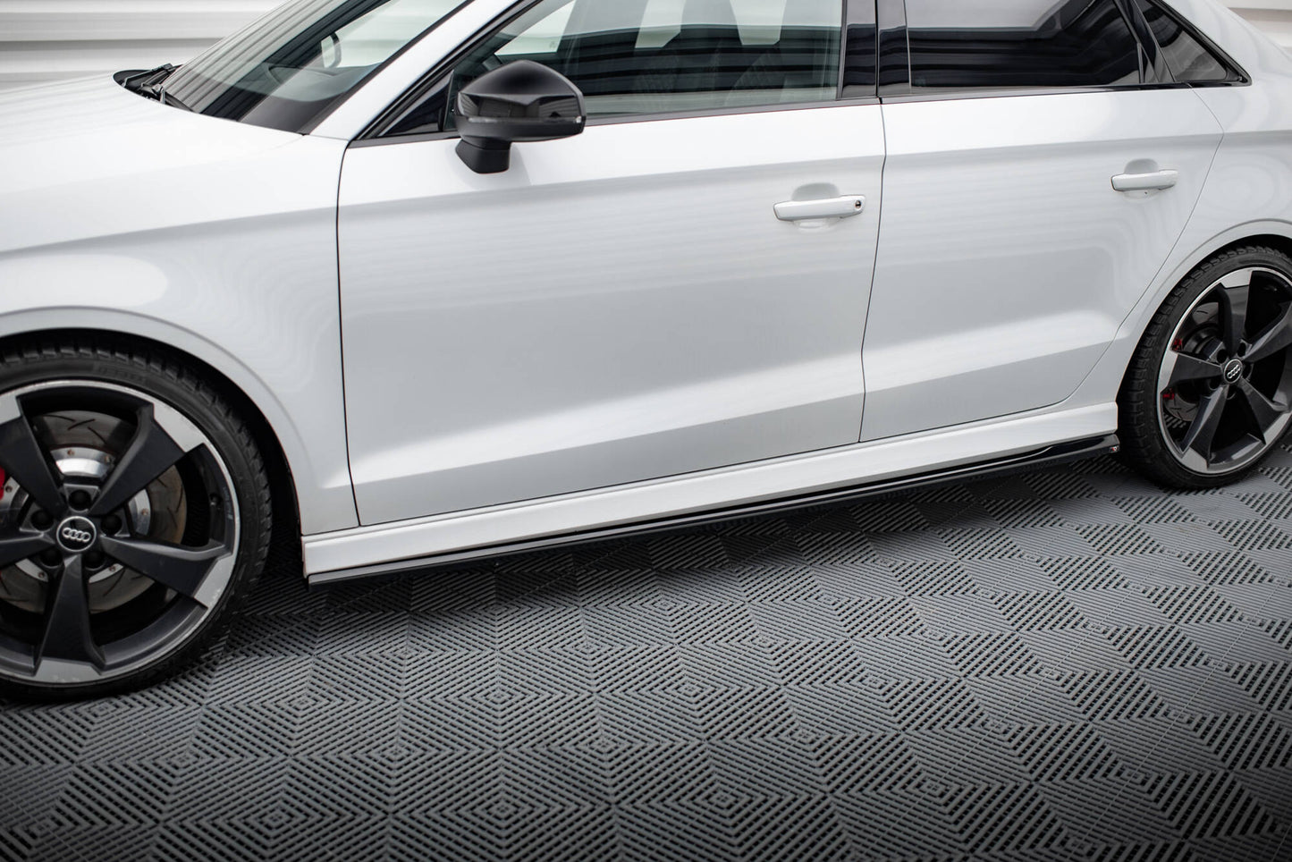 Maxton Seitenschweller Ansatz für V.2 für Audi RS3 Limousine 8V Facelift schwarz Hochglanz