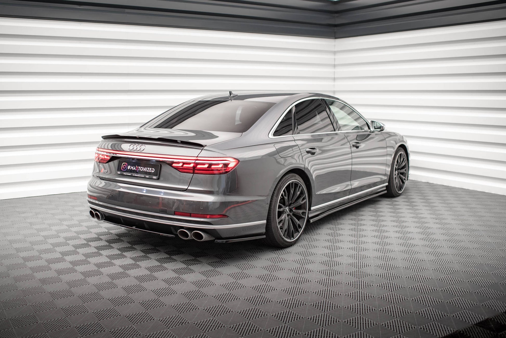 Maxton Mittlerer Diffusor Heck Ansatz für Audi S8 D5 schwarz Hochglanz