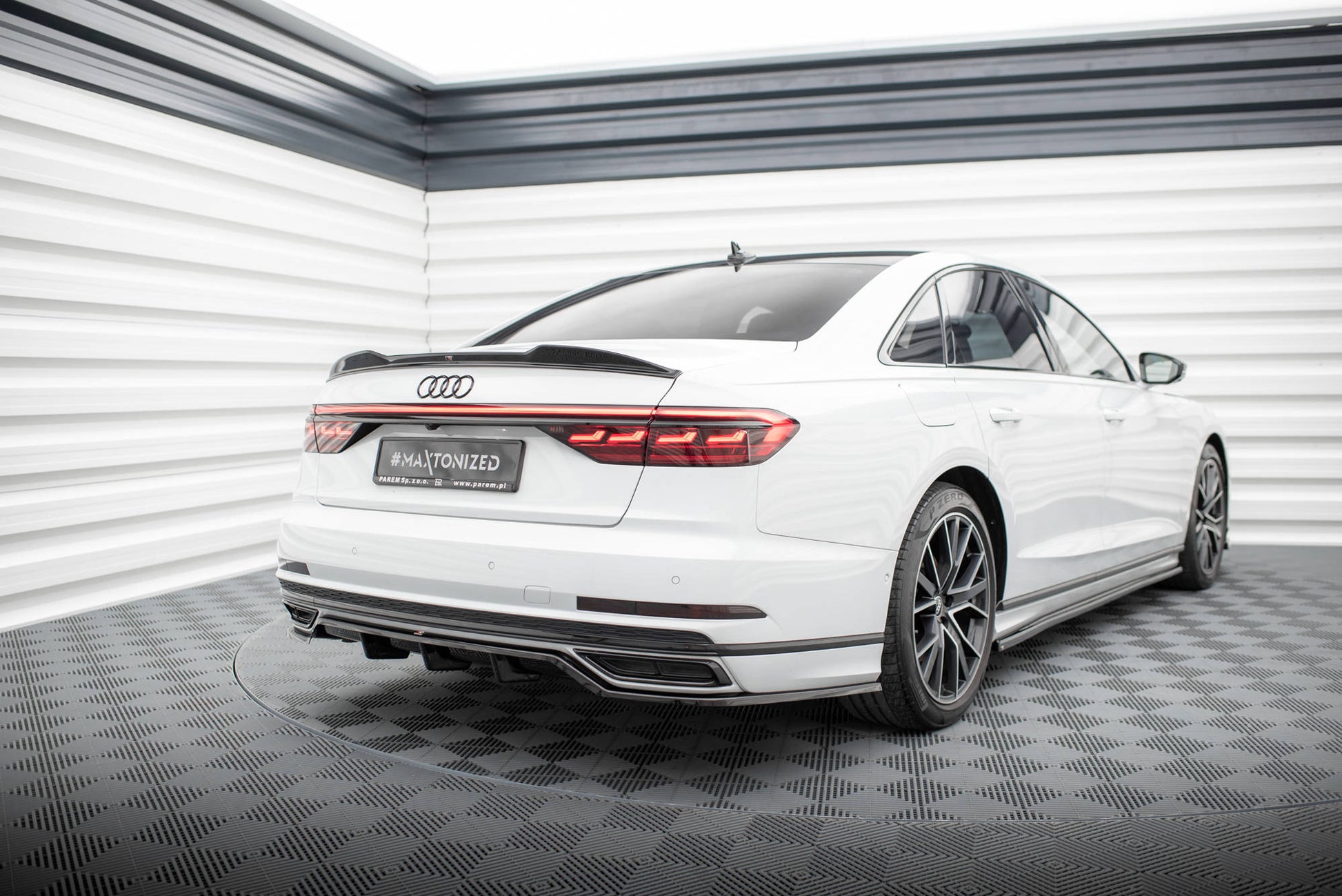 Maxton Mittlerer Diffusor Heck Ansatz DTM Look für Audi A8 S-Line D5 schwarz Hochglanz