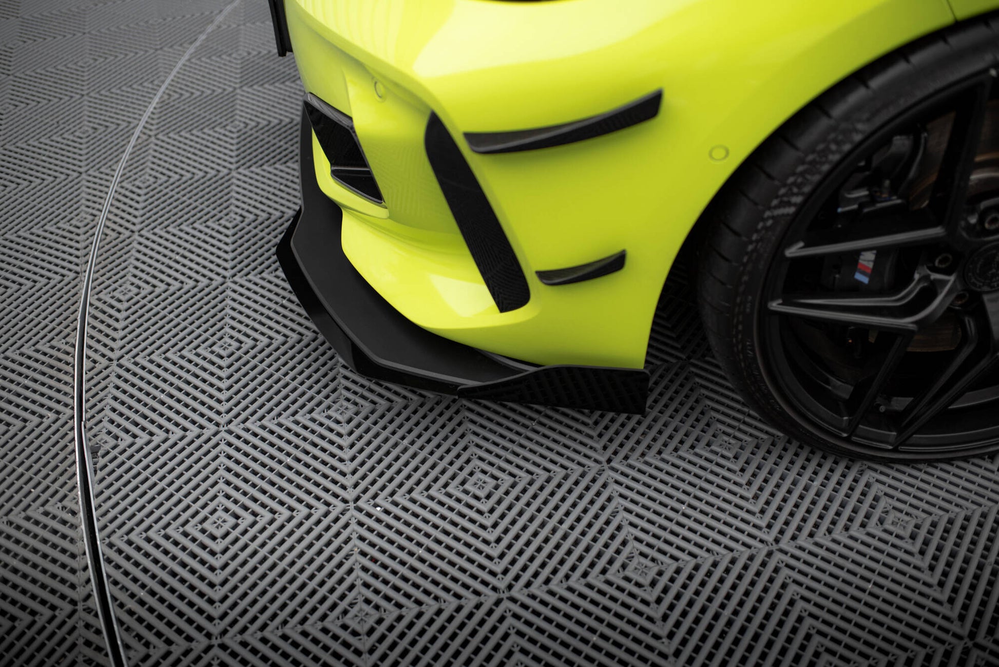 Maxton Street Pro Front Ansatz für +Flaps für + Flaps BMW 1er F40 M-Paket / M135i schwarz Hochglanz
