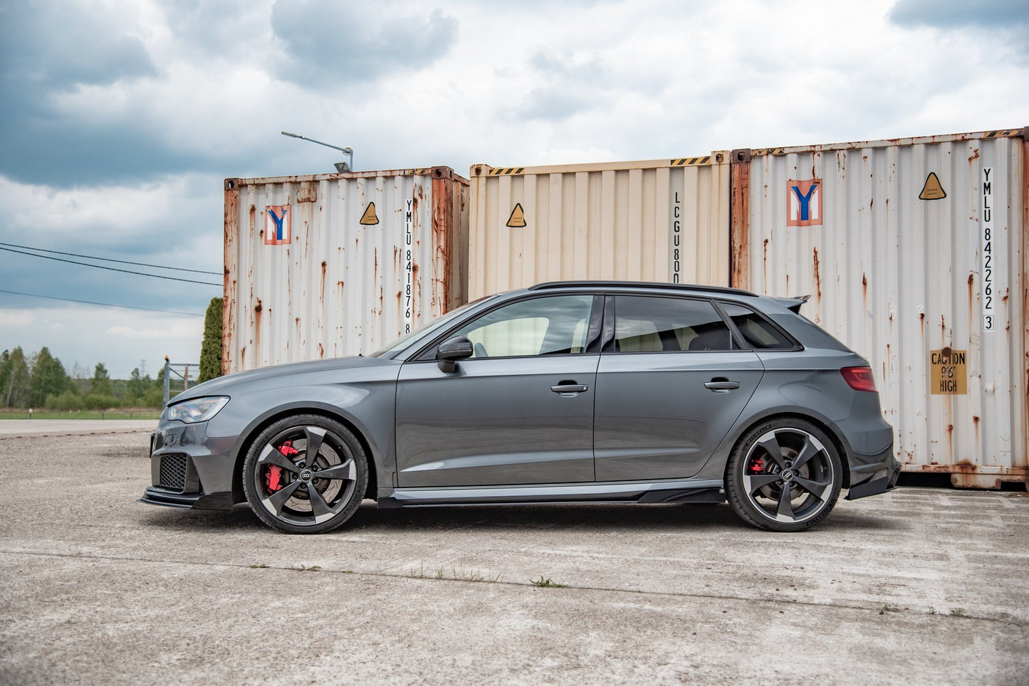 Maxton Robuste Racing Seitenschweller Ansatz für für + Flaps Audi RS3 8V Sportback schwarz Hochglanz
