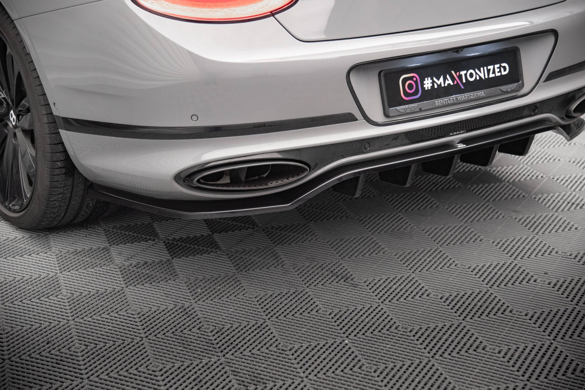 Maxton Mittlerer Diffusor Heck Ansatz DTM Look für Bentley Continental GT Mk3 schwarz Hochglanz