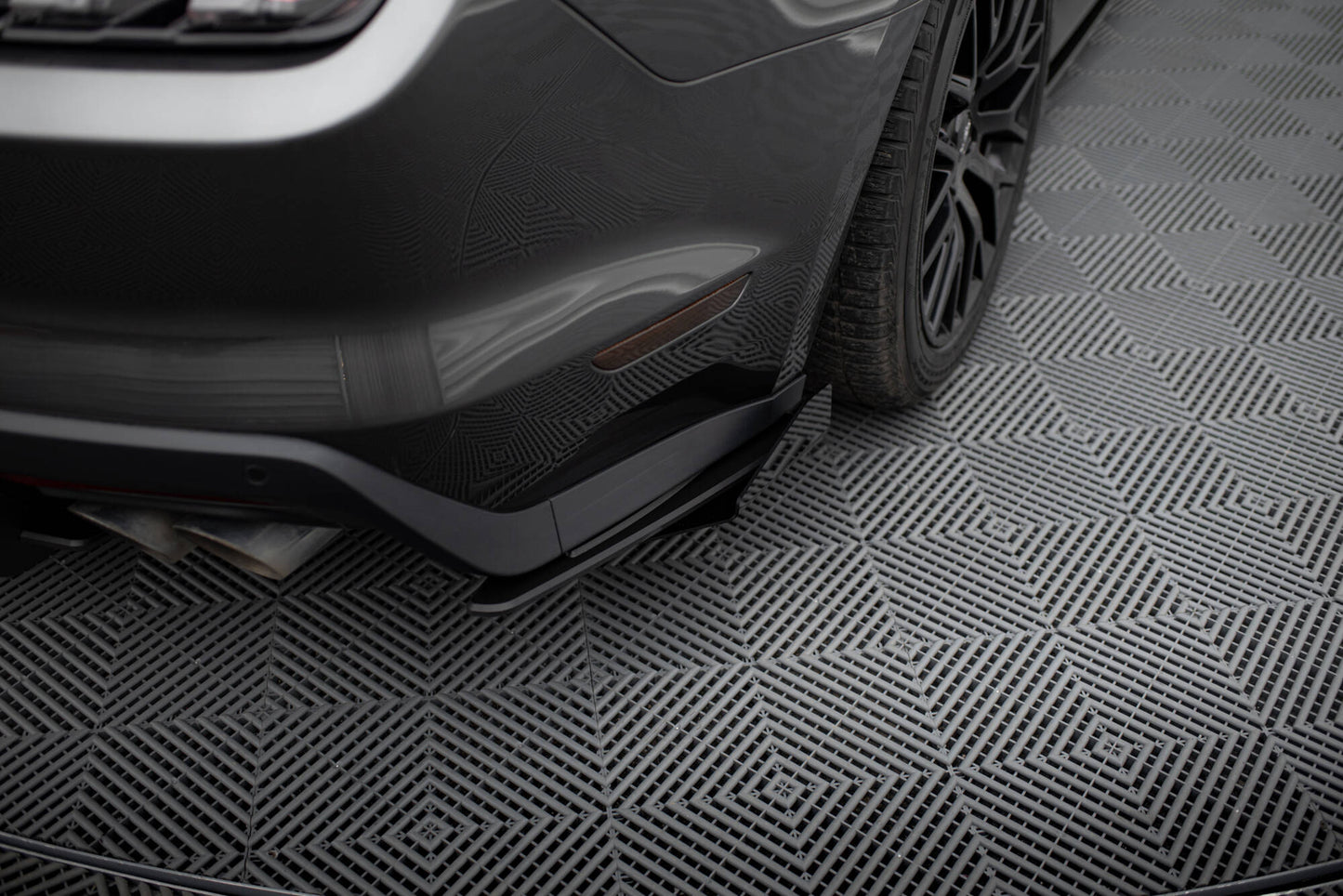 Maxton Hintere Seiten Flaps für Ford Mustang GT Mk6  schwarz Hochglanz