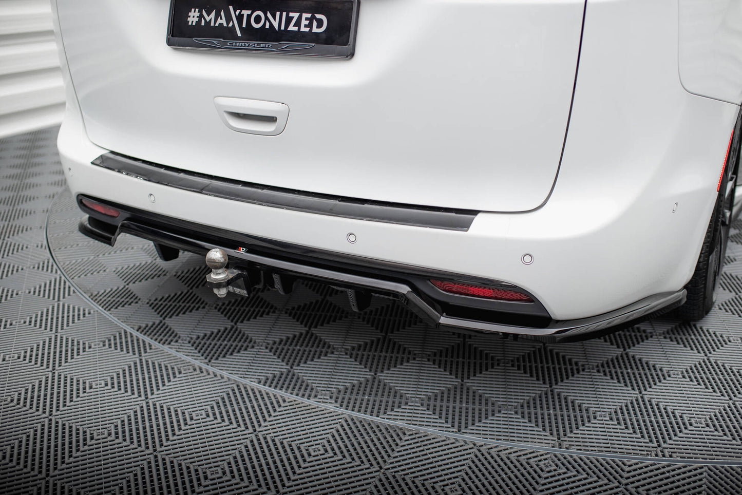 Maxton Mittlerer Diffusor Heck Ansatz DTM Look für Chrysler Pacifica Mk2 Facelift schwarz Hochglanz